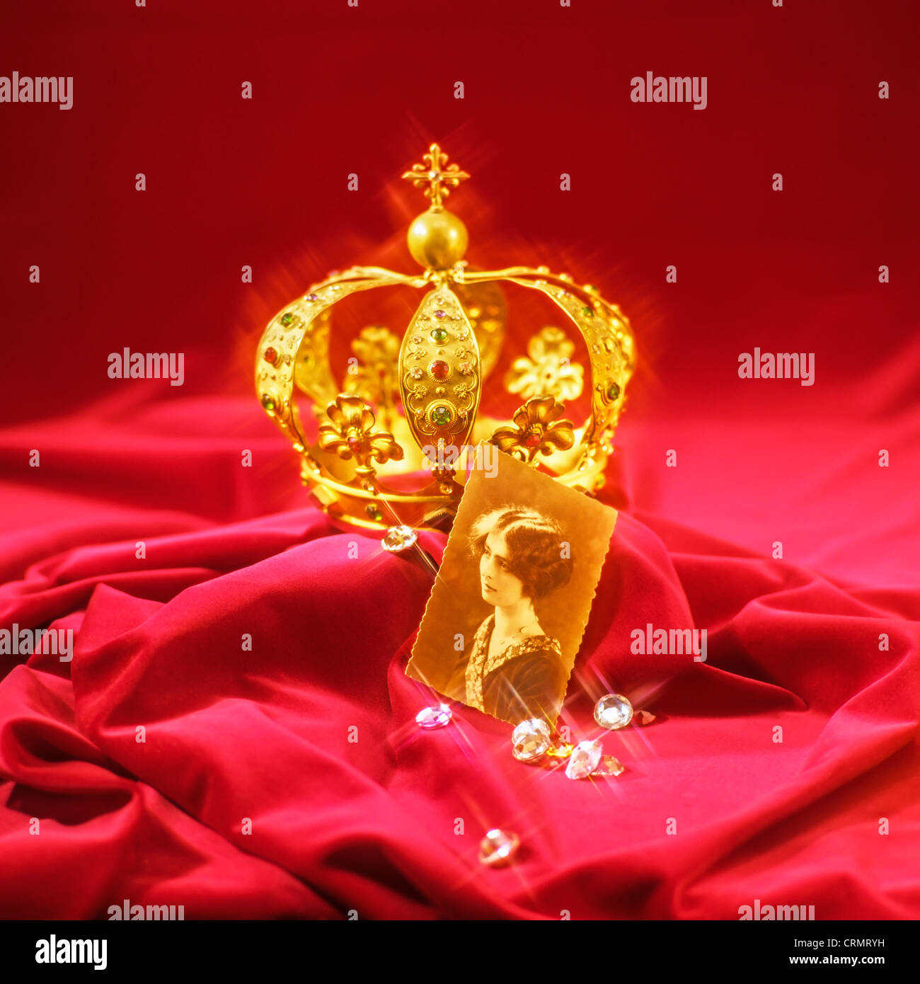 Goldene Krone, Frau Porträtbild und Diamanten auf Granat samt Stockfoto