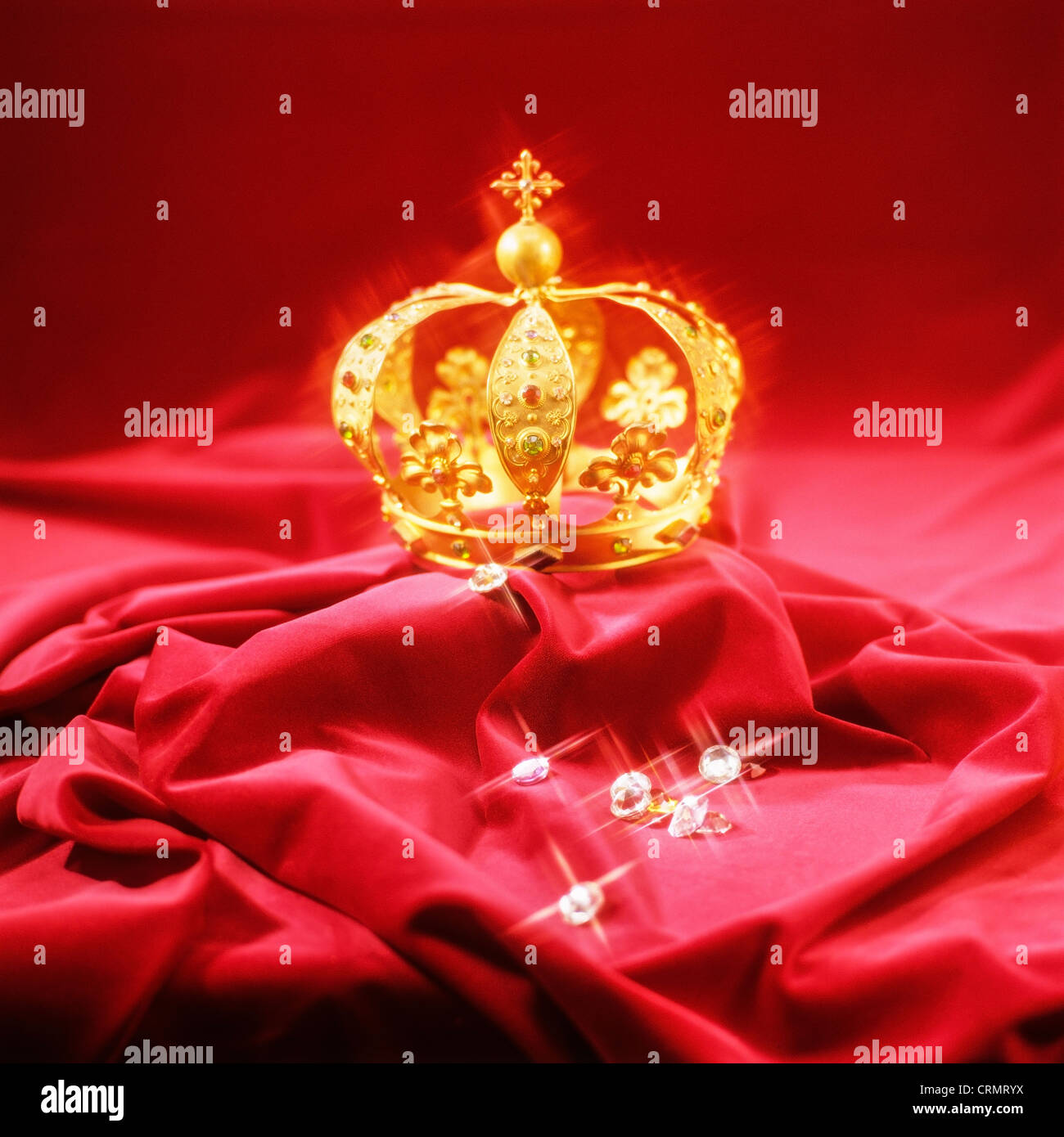 Goldene Krone und Diamanten auf Granat samt Stockfoto