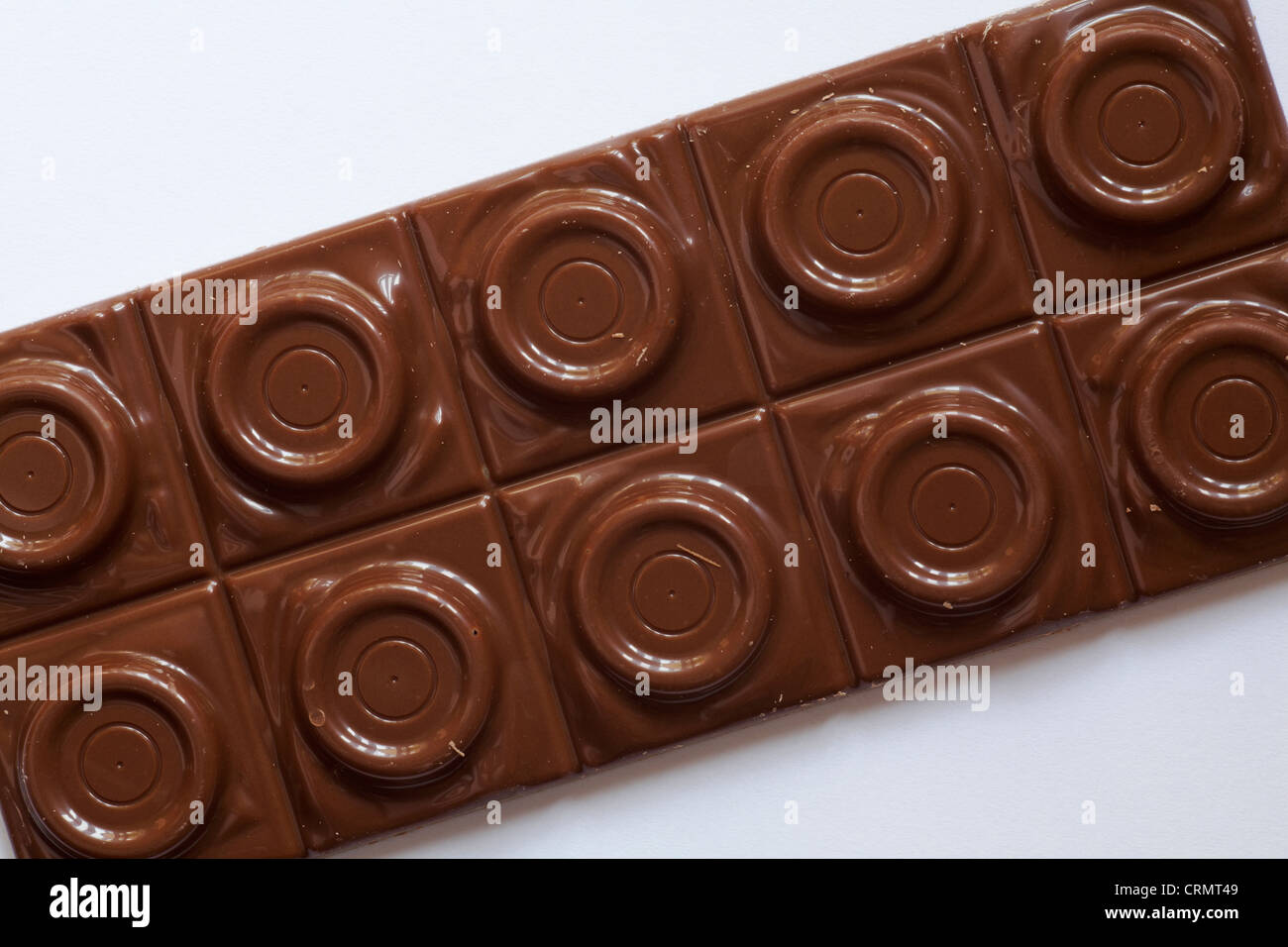 Platte von Nestle Rolo Schokolade Bar weißen Hintergrund Stockfoto