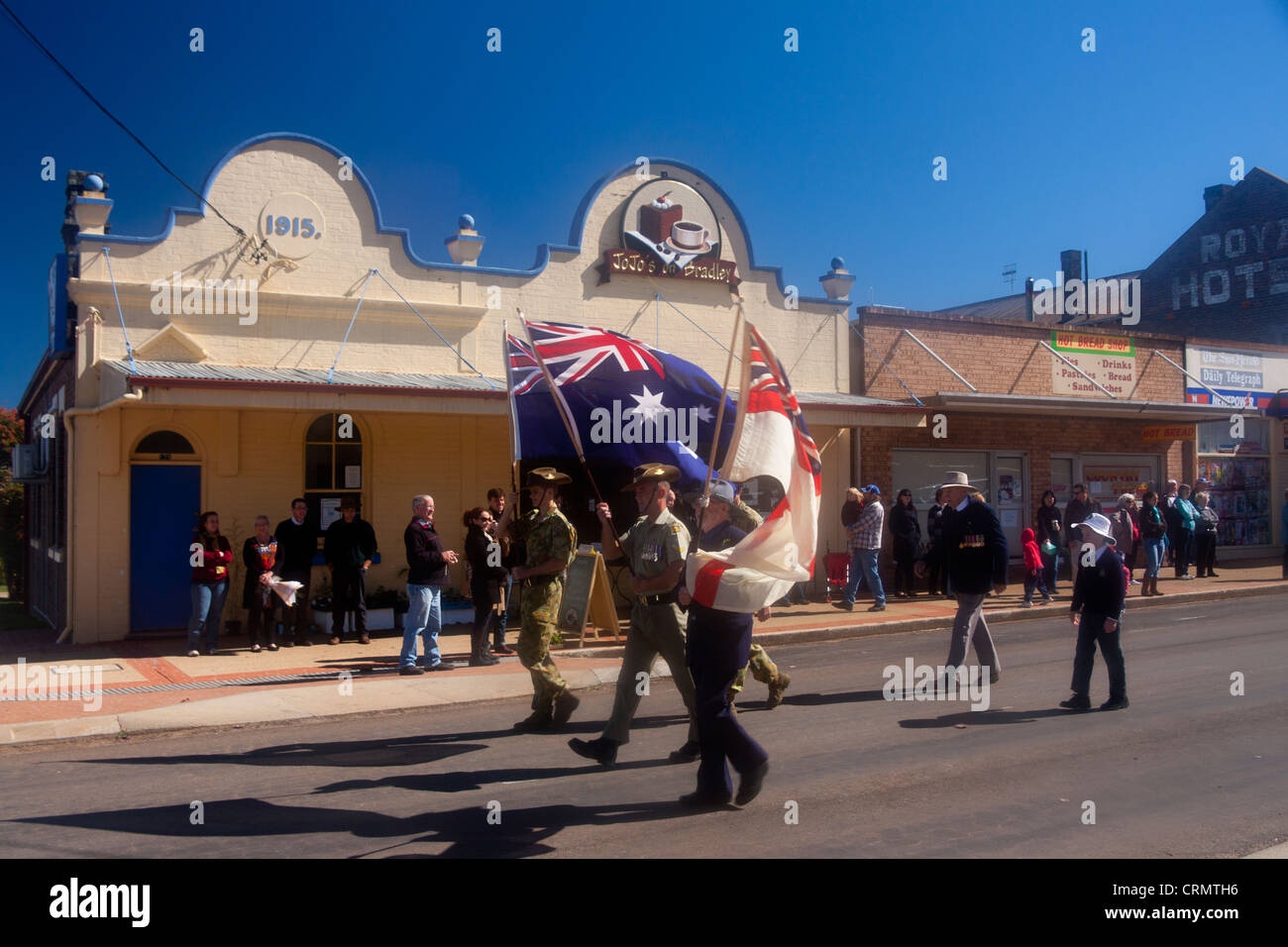 ANZAC Day Parade durch Haupt Strret Guyra, einer kleinen Landstadt im ländlichen Norden New South Wales Australien Stockfoto