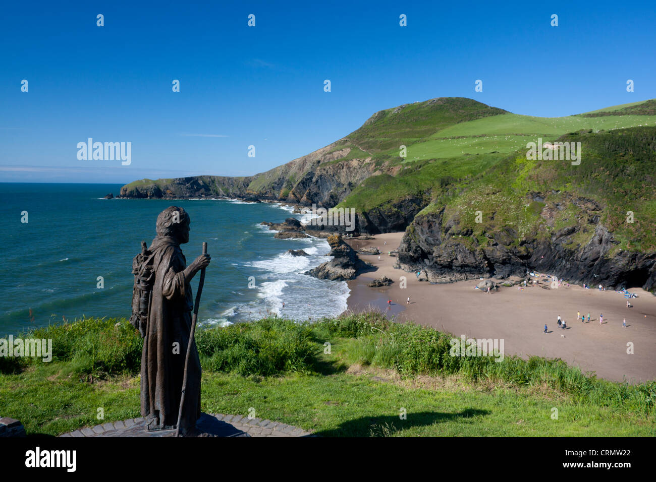 Sebastien Boyesens Statue des St. Caranog mit Blick auf Strand und Klippen bei Llangrannog Ceredigion Cardigan Bay Mid Wales UK Stockfoto