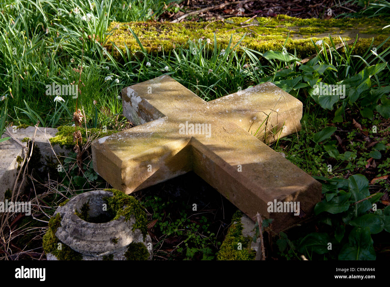 Eindrucksvollen Schuss Kreuz Teil der Grabstein liegend am Boden im Kirchhof Llangua Monmouthshire South Wales UK abgebrochen Stockfoto