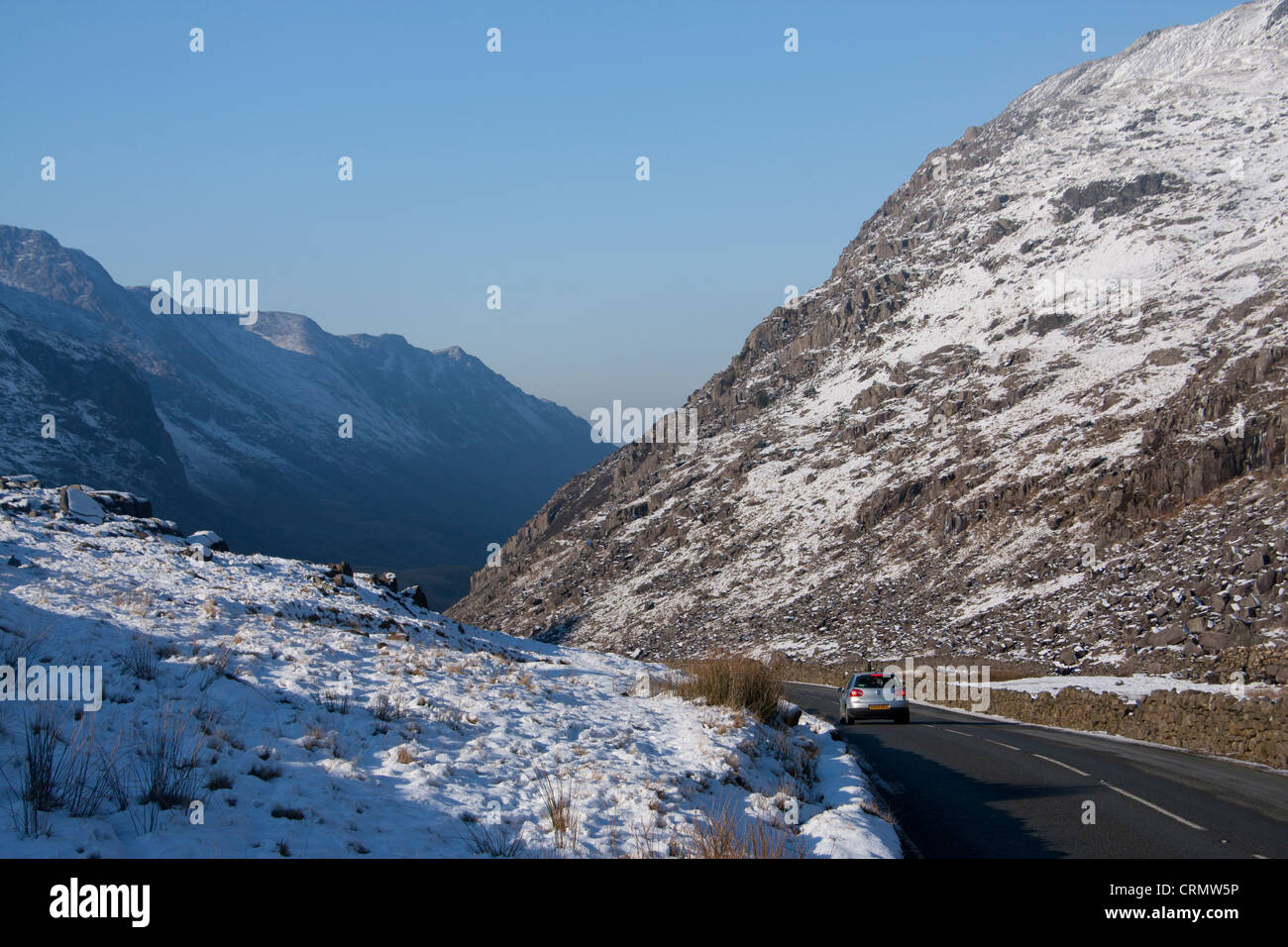 A4086 Llanberis Pass Straße im Winter mit Schnee in der Nähe von Llanberis Snowdonia National Park Gwynedd North Wales UK Stockfoto