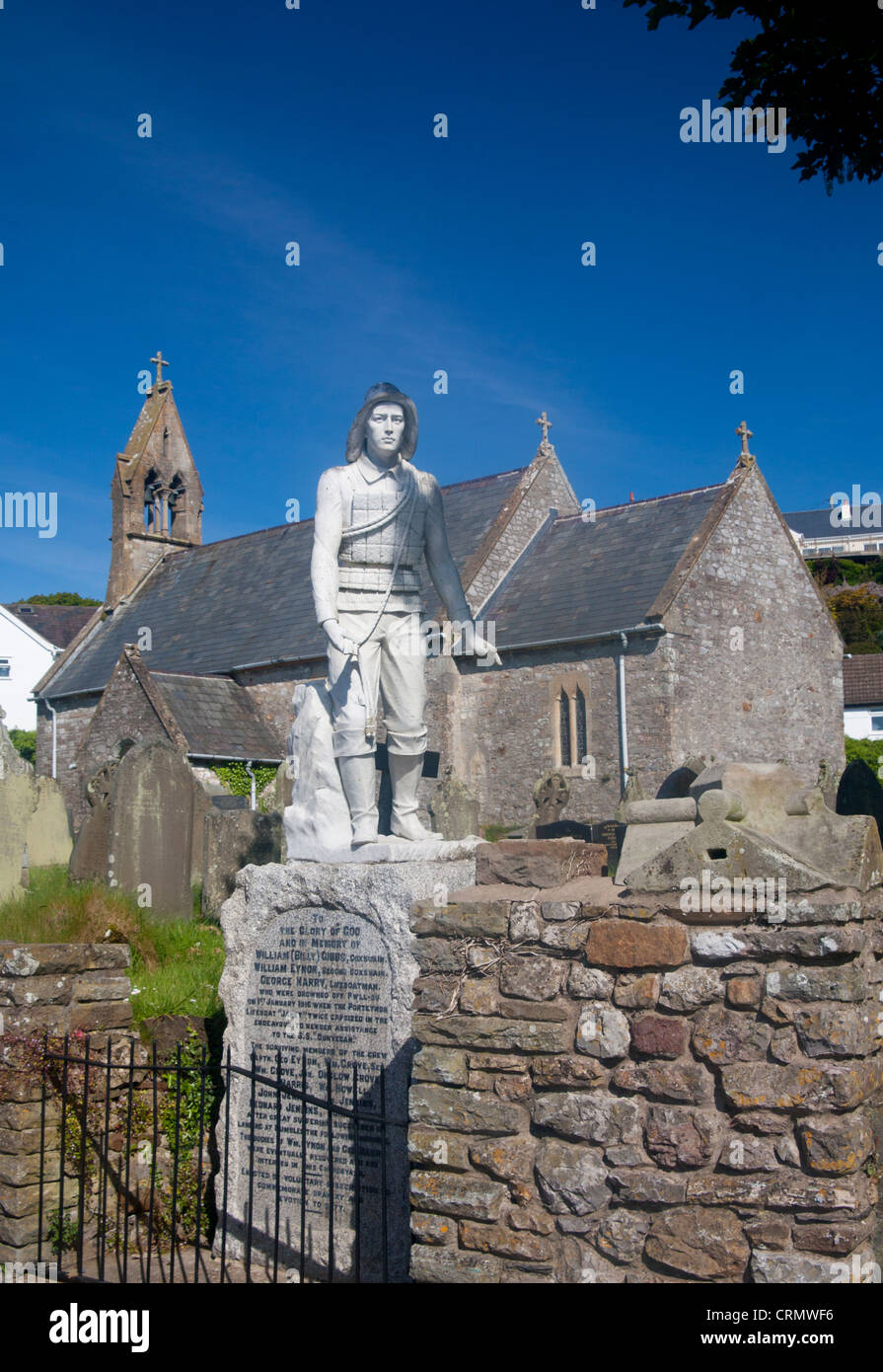 St Cattwg Kirche mit Lifeboatmen Denkmal im Vordergrund Port Eynon Gower Halbinsel Swansea County South Wales UK Stockfoto