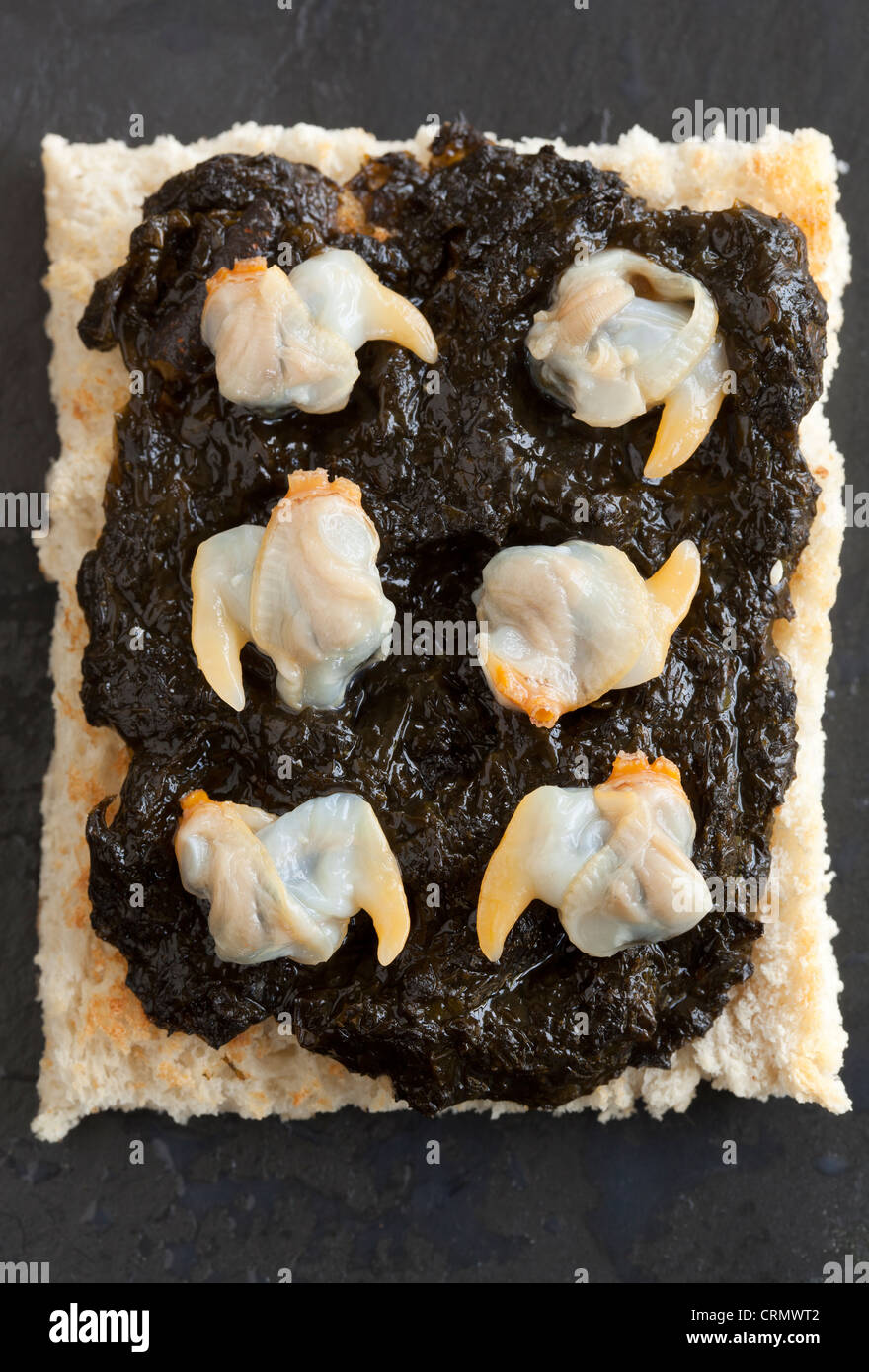 Laver Brot mit Herzmuscheln auf Toast - walisischen Frühstück Delikatesse Stockfoto