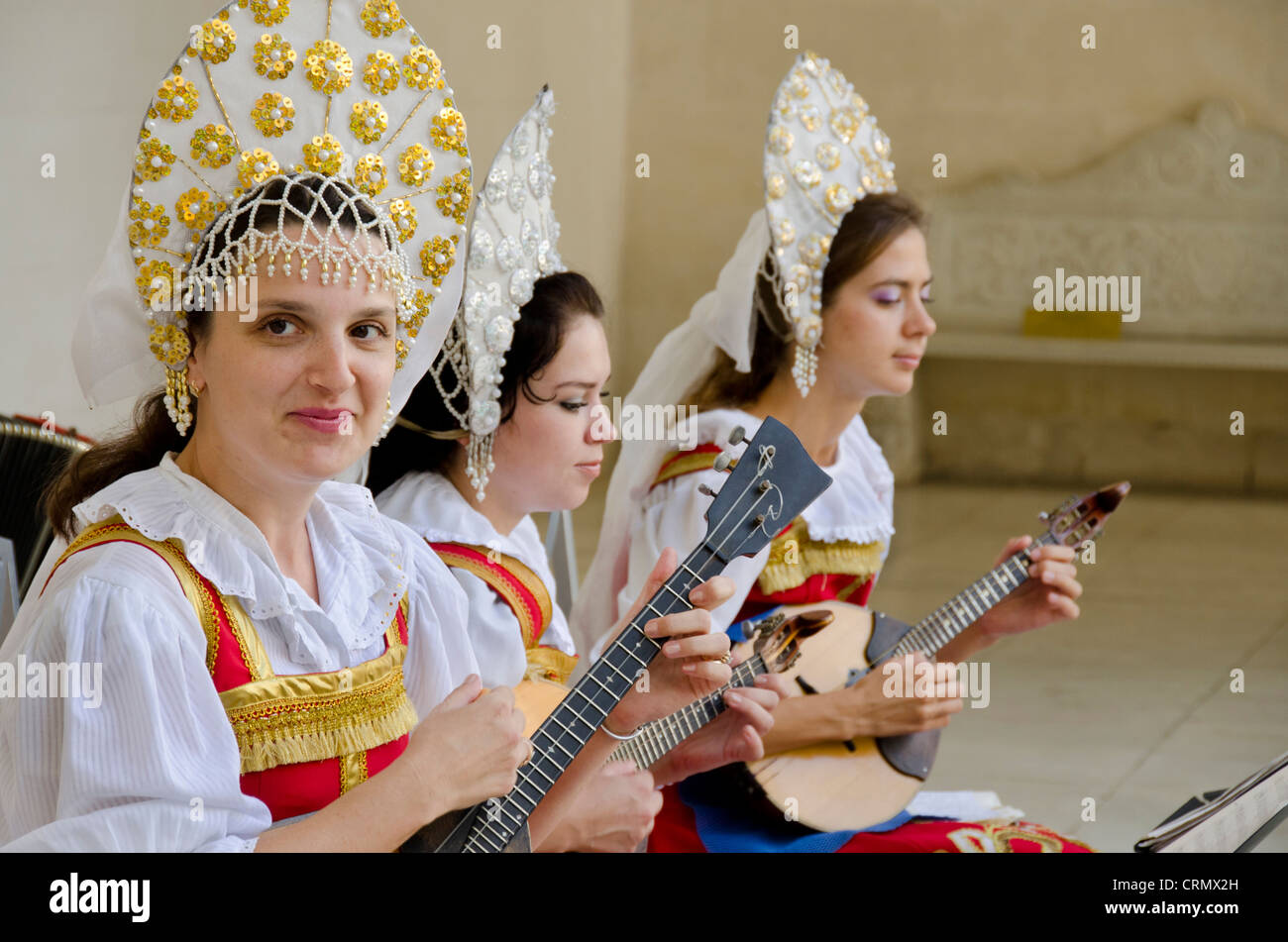 Ukraine, Jalta, Livadia-Palast. Ukrainische Folklore-Show. Frauen in traditionellen Kostümen spielen russische Balalaikas & lauten. Stockfoto