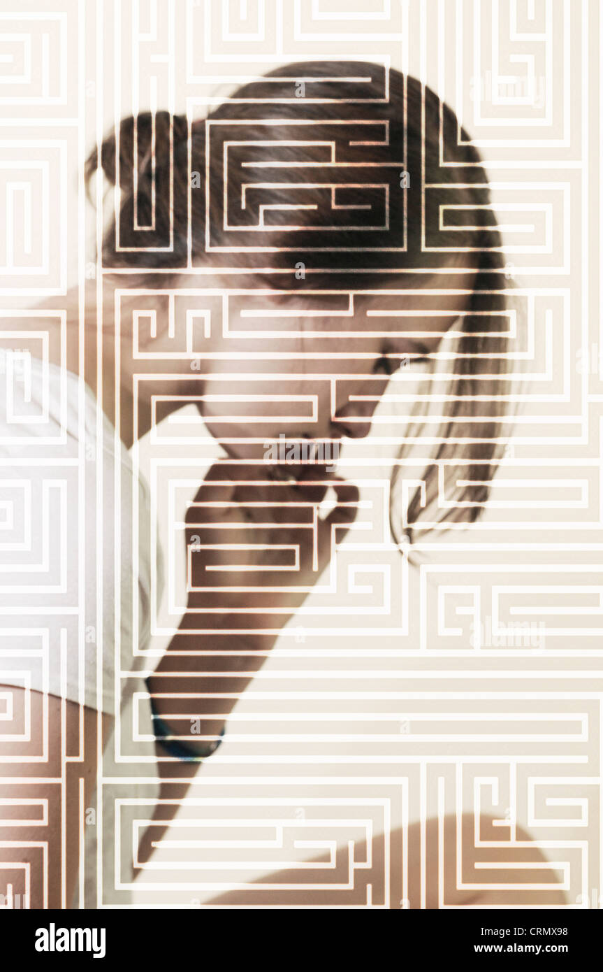 Labyrinth überlagert ein Mädchen Stockfoto