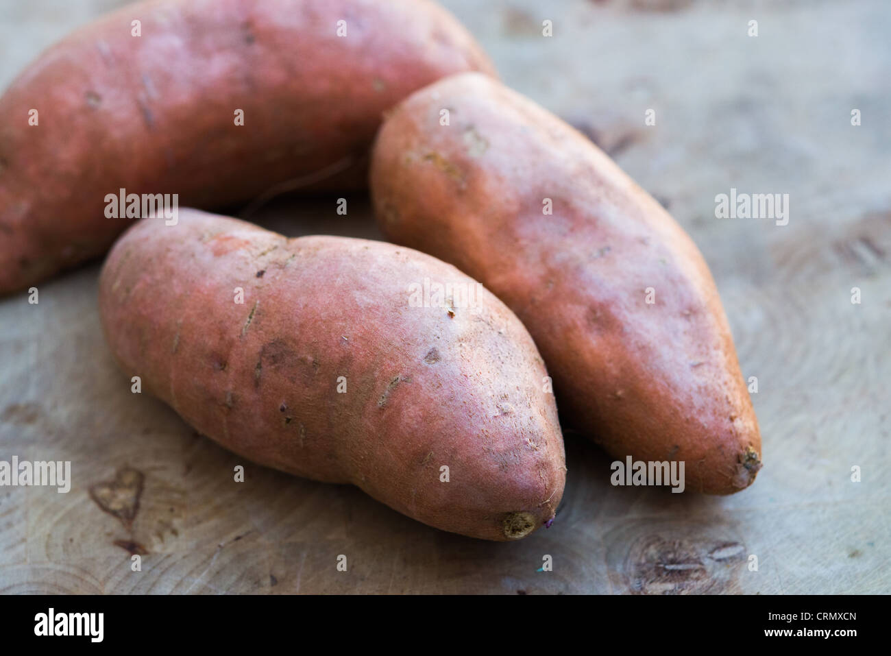 Süßkartoffeln auf ein Schneidebrett Stockfoto