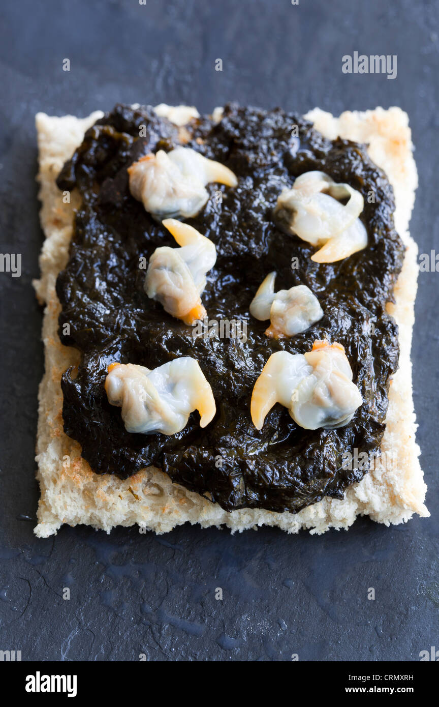 Laver Brot mit Herzmuscheln auf Toast - walisischen Frühstück Delikatesse Stockfoto