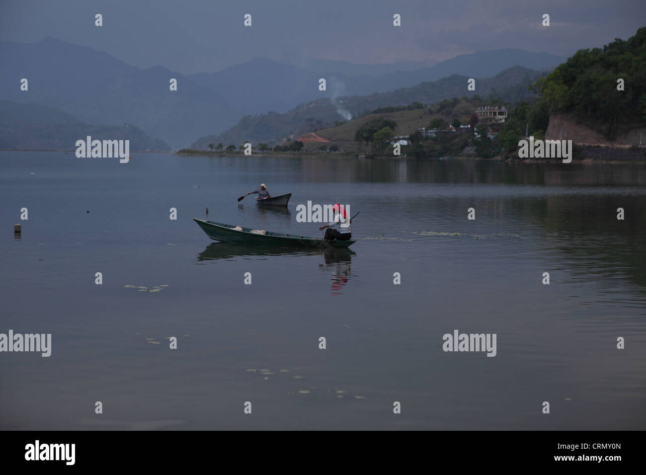 Frauen-Fische im See Phokara, Nepal Stockfoto