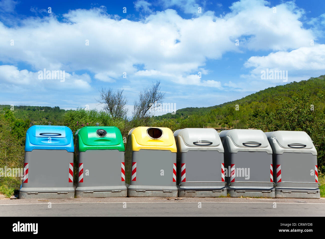 Ecologic selektive Müllcontainer von Farben für einen grünen Planeten-Konzept Stockfoto