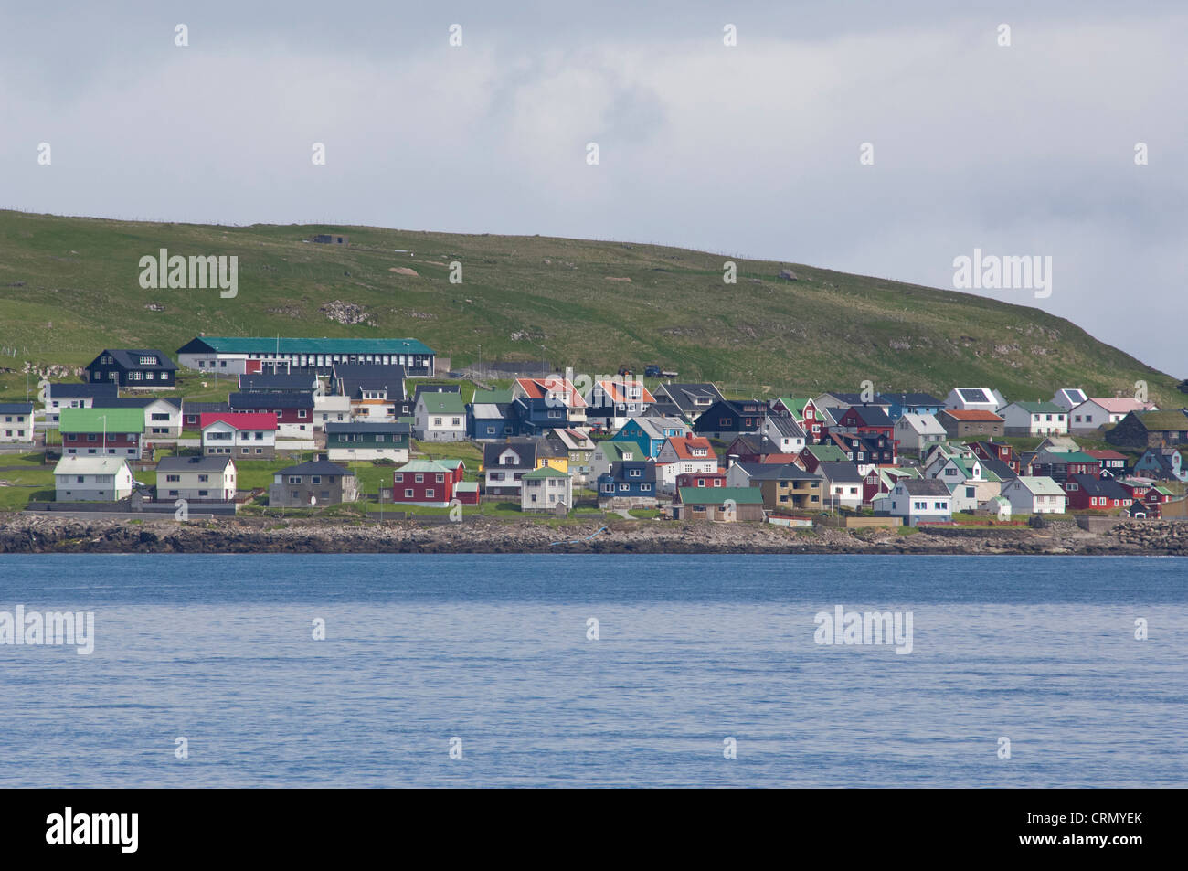 Königreich Dänemark, Färöer Inseln. Blick von Streymoy auf der Insel Nolsoy in der Nähe von Tórshavn. Traditionellen bunten Häusern. Stockfoto