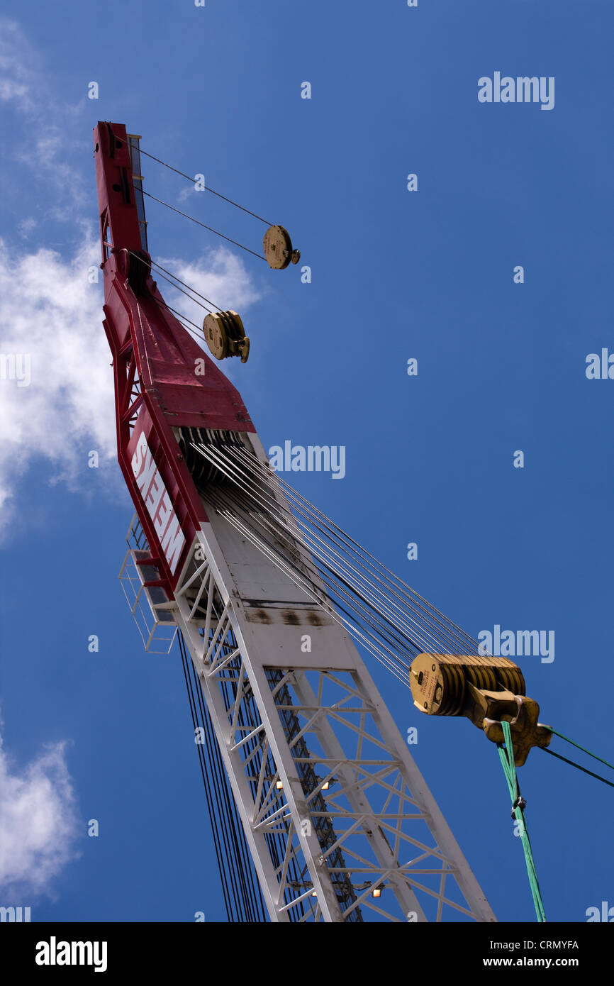 Zusammengesetzte Riemenscheibe Systeme auf dem Ausleger eines Krans Schwerarbeit vor blauem Himmel Stockfoto