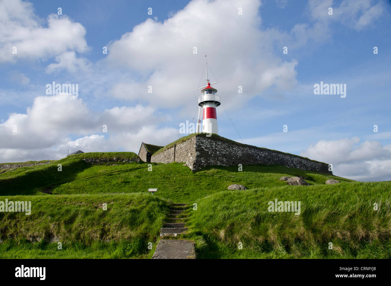 Königreich Dänemark, Färöer Inseln (aka Foroyar). Hauptstadt von Tórshavn. Historischer Leuchtturm Fort. Stockfoto