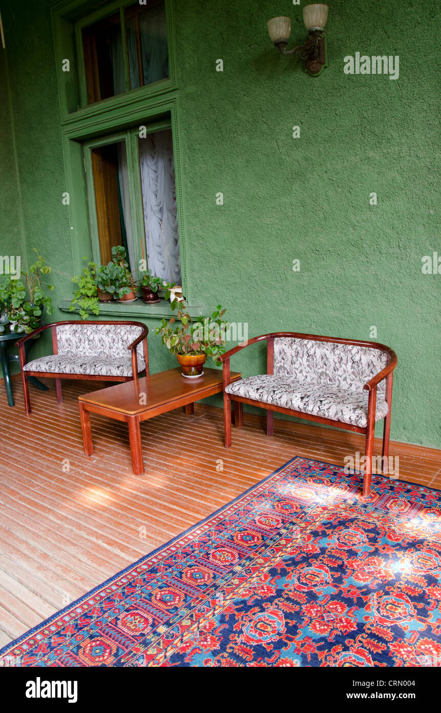 Russland, Sochi. Stalin Villa (aka Stalins Datscha oder Sommerhaus), überdachte Veranda. Stockfoto