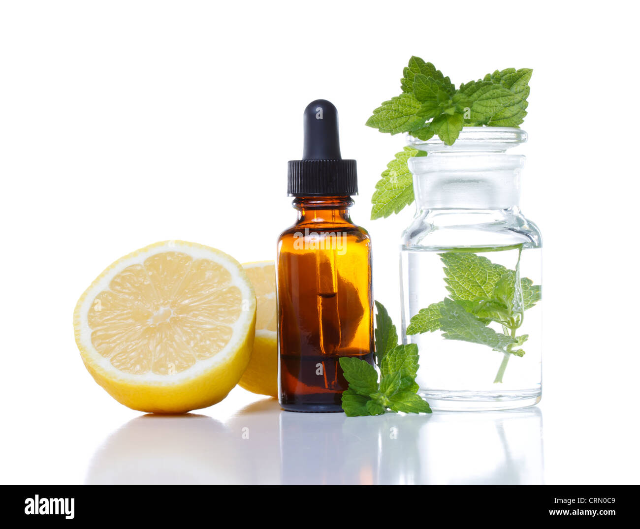 Kräutermedizin Tropfflasche mit Zitrone und Minze Stockfoto