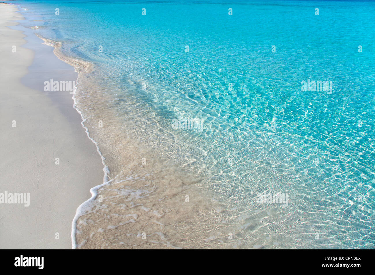Strand mit weißem Sand und türkisfarbenem Wasser Wellen Reflexion tropischen Stockfoto