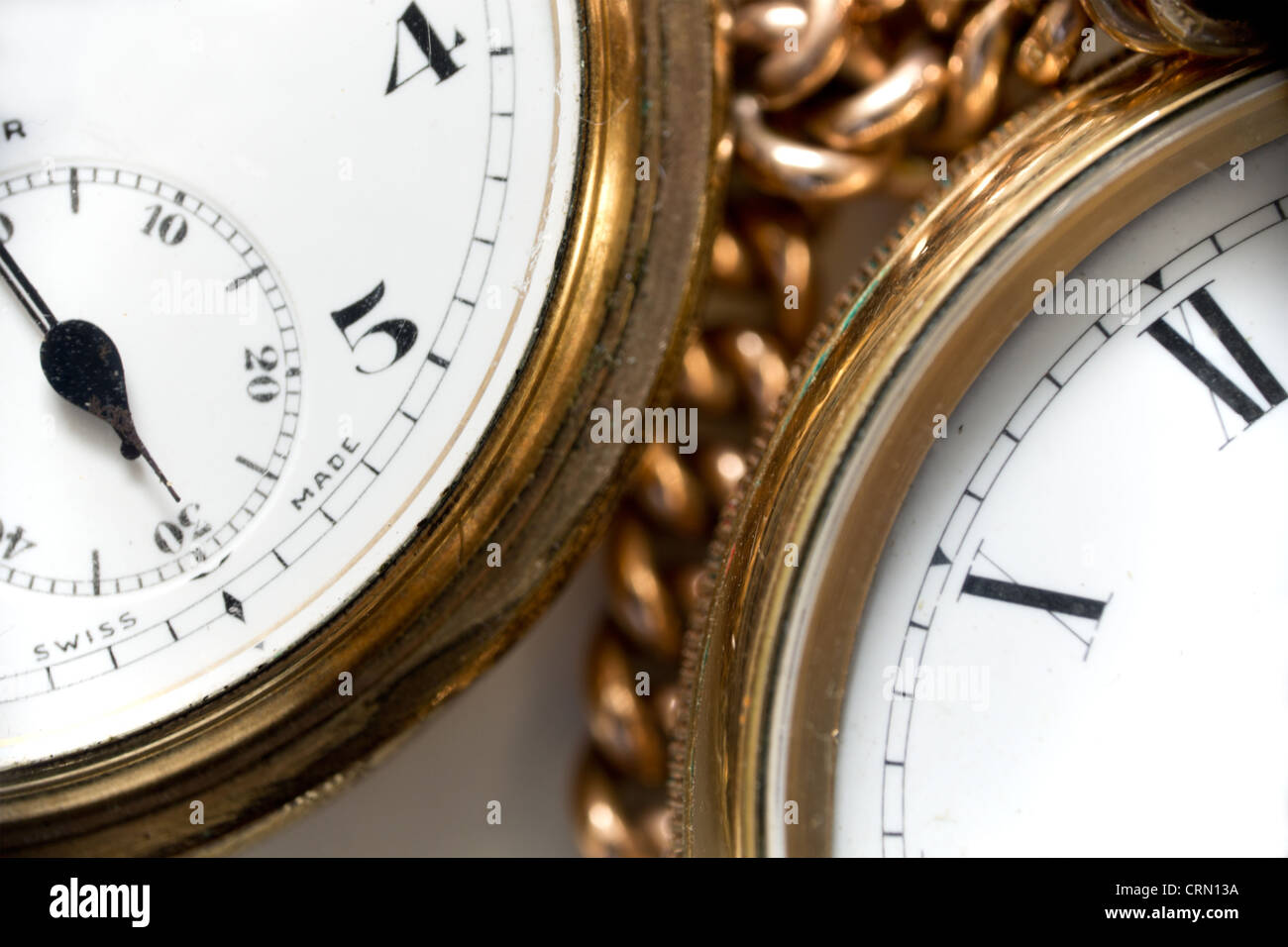 Zwei goldene Uhr mit Goldkette eine Uhr hat römische Ziffern die anderen  arabischen Ziffern und zweiten Zifferblatt Stockfotografie - Alamy