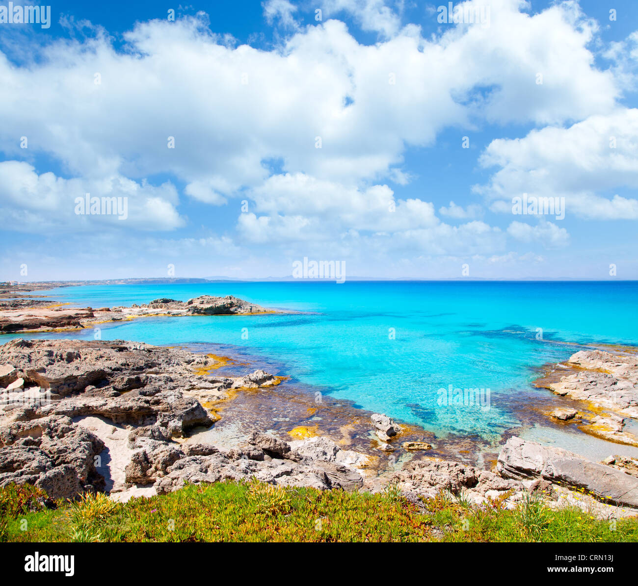 Balearen-Insel Formentera im Escalo felsigen Strand und das türkisblaue Meer Stockfoto