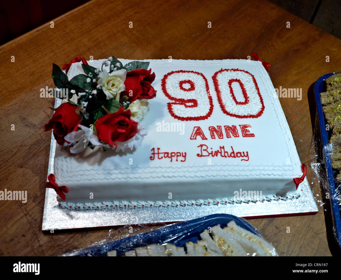 Geburtstag Kuchen für einen 90 Jahre alten nonagenarian Frau entsprechend dekoriert Stockfoto