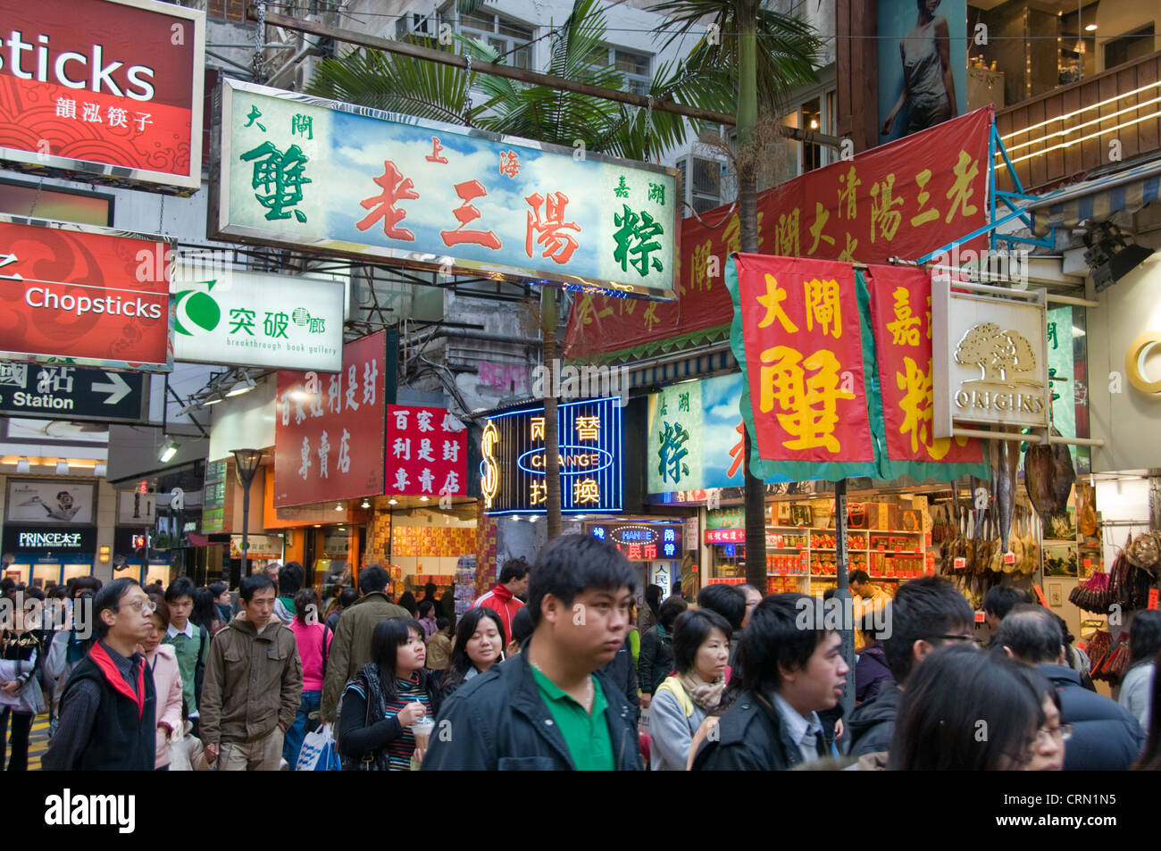 Masse der Leute, die gehen auf der Straße in der Innenstadt von Hongkong China Stockfoto