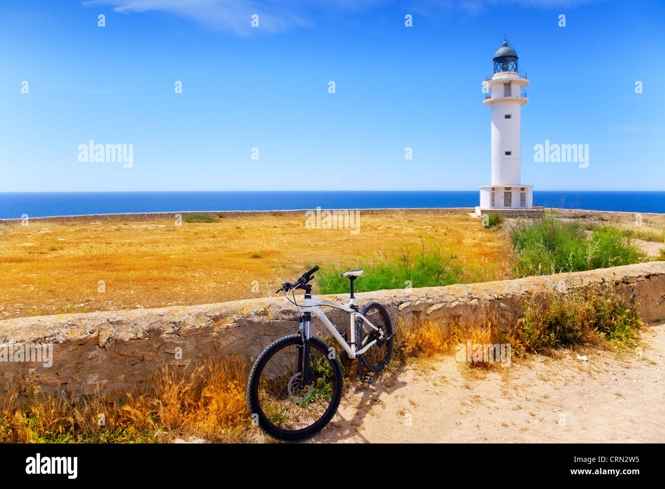 Fahrrad auf der Balearischen Insel Formentera in der Nähe von Barbaria Cape Lighthouse Stockfoto