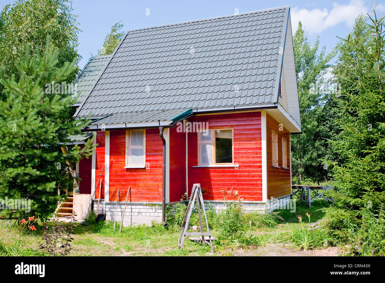 neues kleines Landhaus im Sommertag Stockfoto