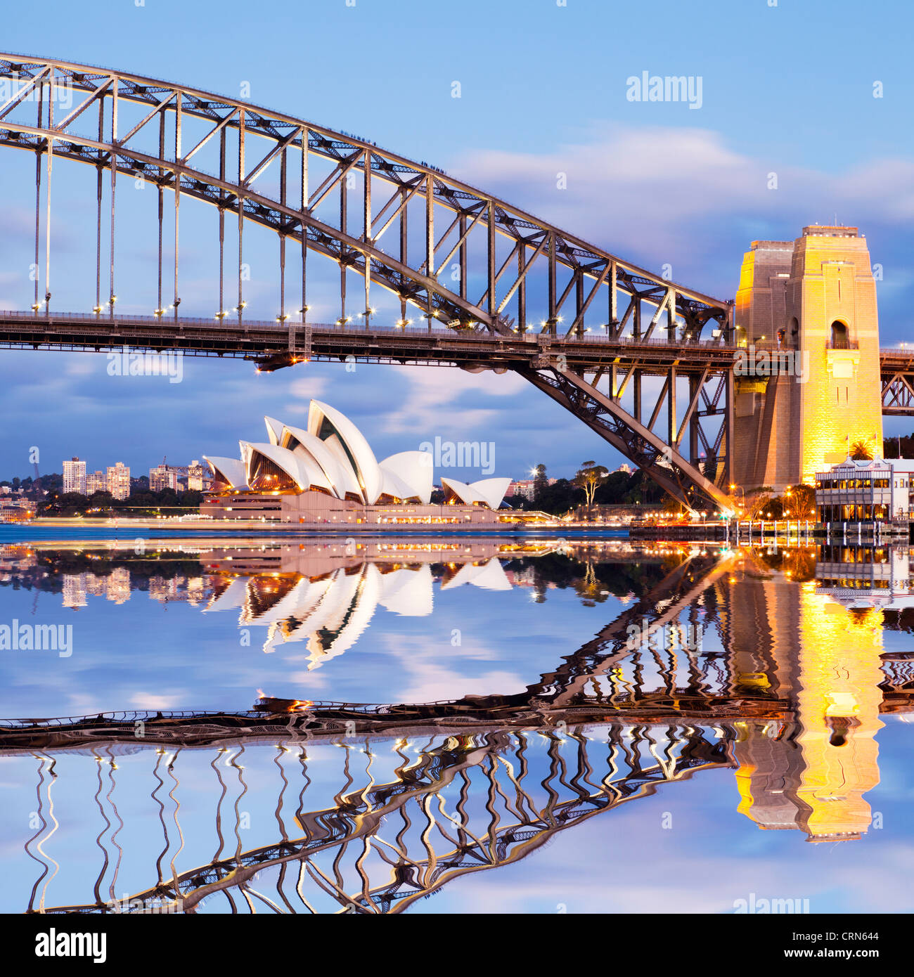 Sydney Harbour Bridge und Sydney Opera House, in der Dämmerung beleuchtet. Stockfoto