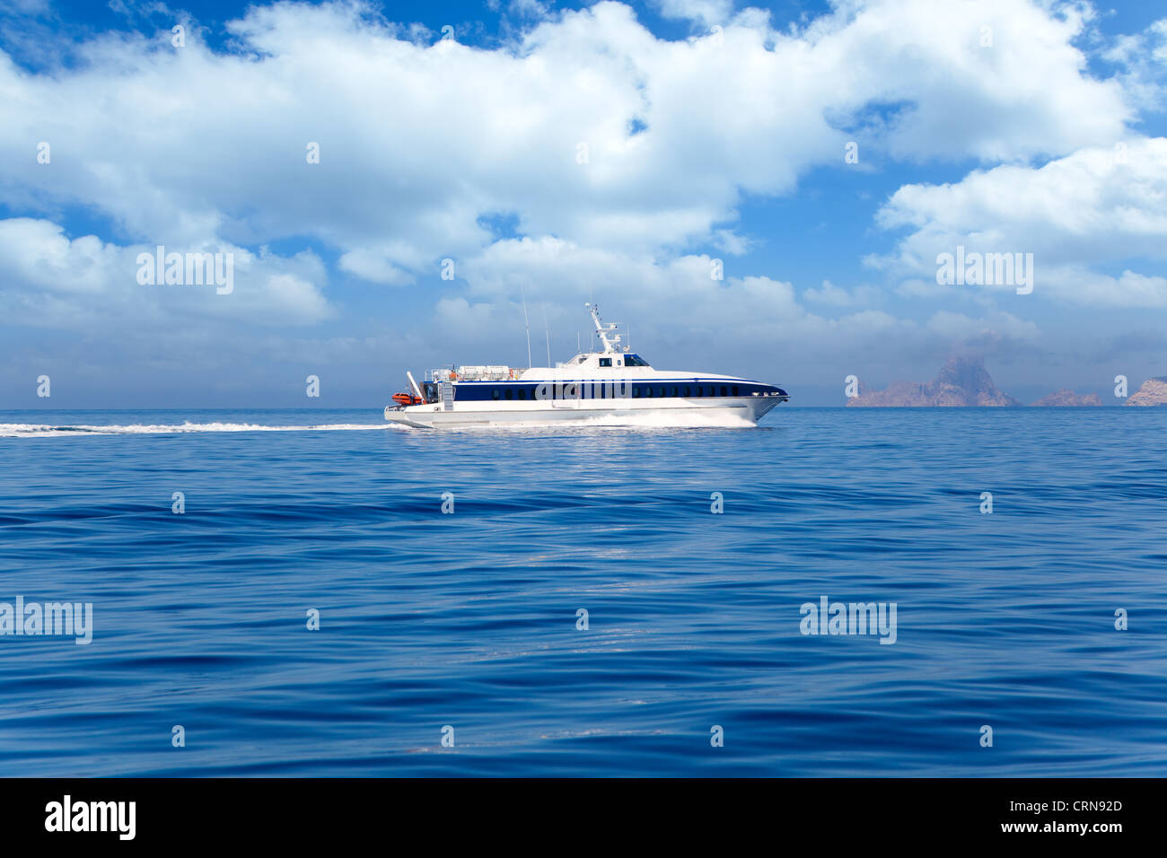 Boot ferry Kreuzfahrt Ibiza nach Formentera mit Es Vedra im Hintergrund Stockfoto
