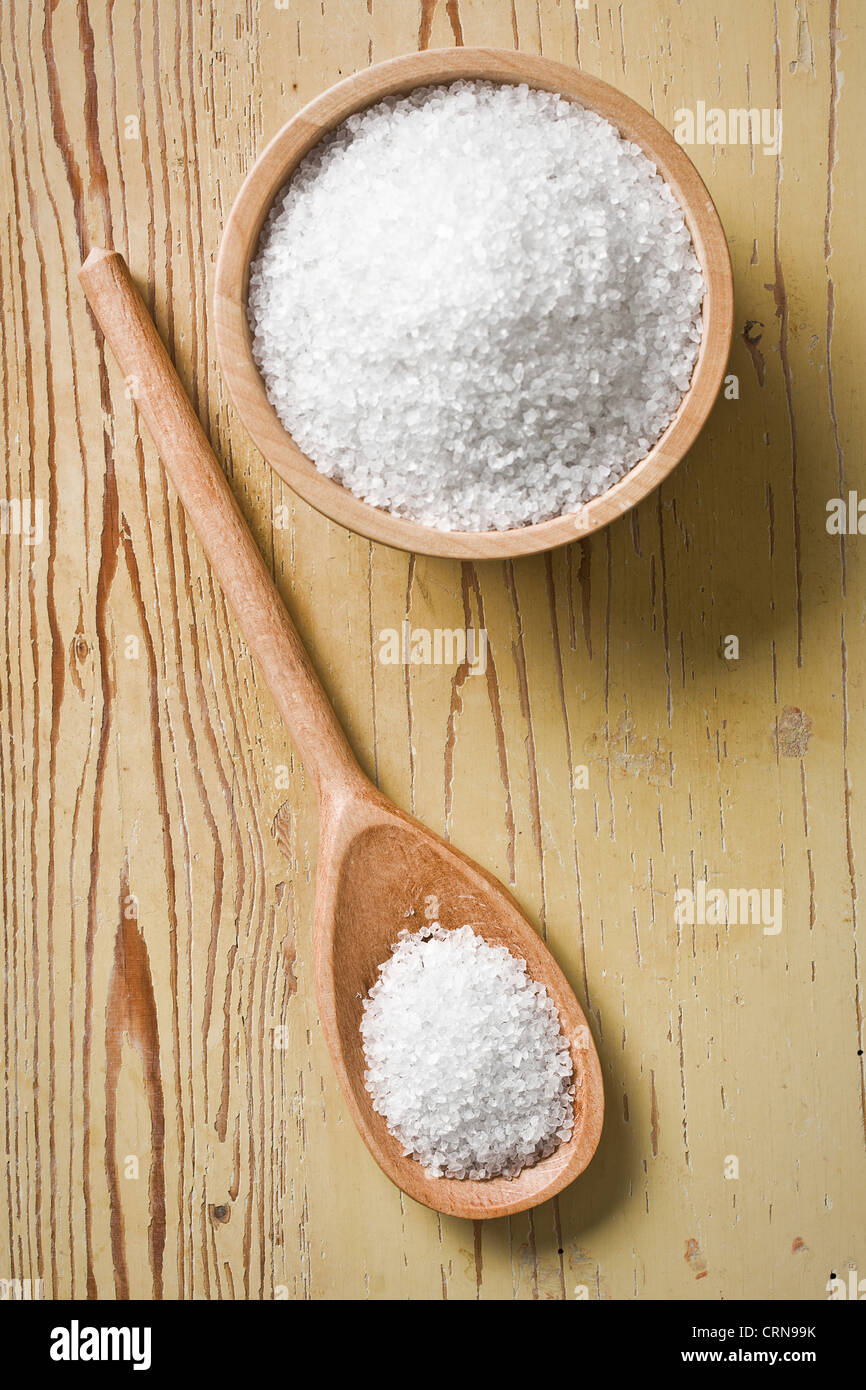 weißes Salz in Holzlöffel Stockfoto