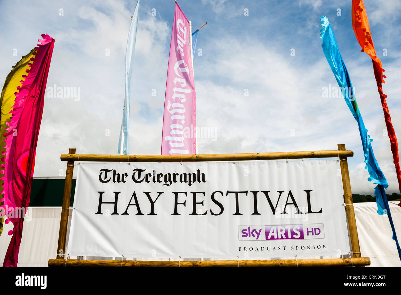 Sponsoren-Banner und Logos außerhalb der The Telegraph Hay Festival, Juni 2012 Stockfoto