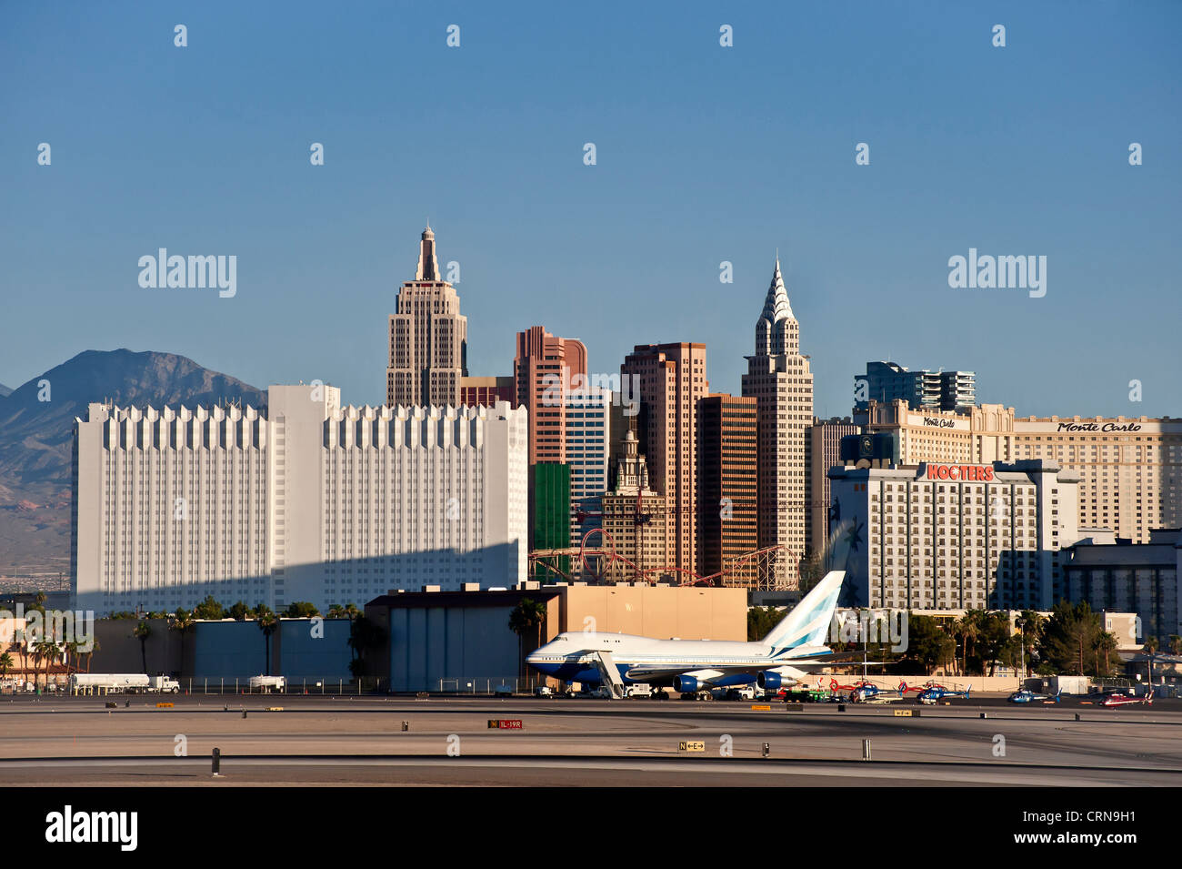 LAS VEGAS, USA - 18. JUNI 2012: Blick über den McCarran International Airport Las Vegas zu den Hotels auf dem Strip dahinter. Stockfoto