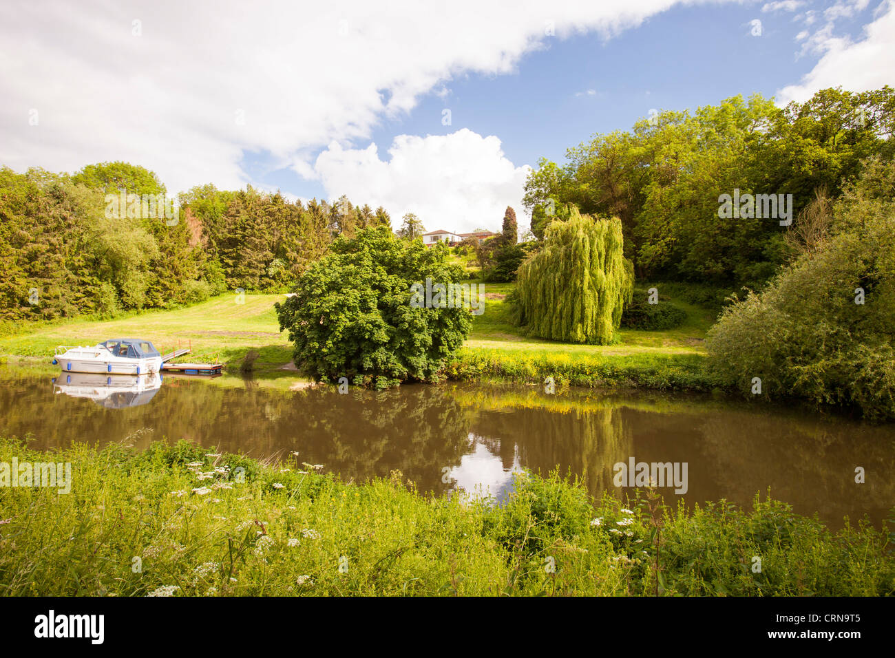 Der Fluß Avon an Bilovec in Worcestershire, England, mit einem Haus mit Fluss Fassade und einen Bootsliegeplatz. Stockfoto