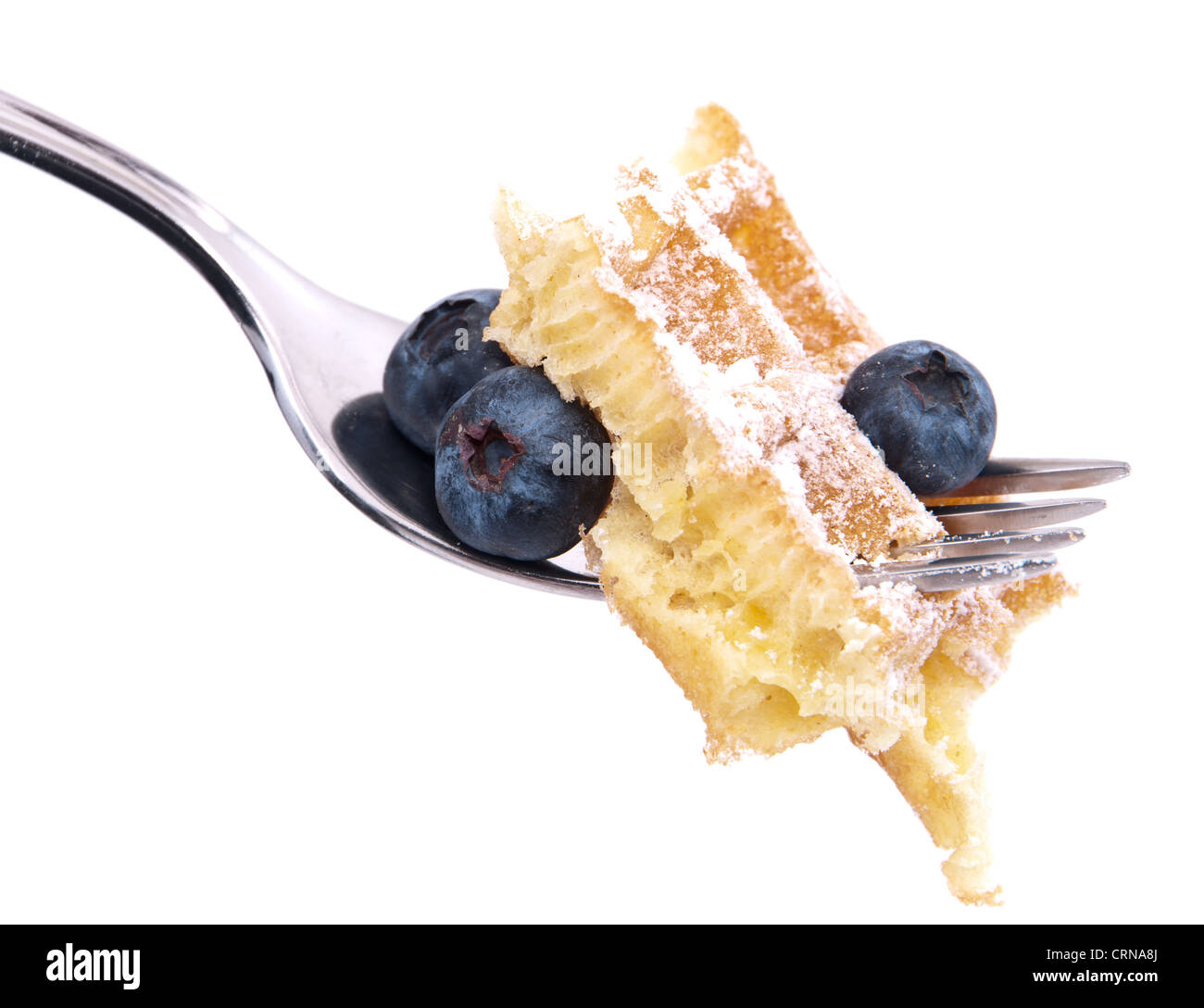 Frische hausgemachte Waffeln mit Puderzucker, Beeren und Sirup auf einer Gabel (mit Beschneidungspfade) Stockfoto