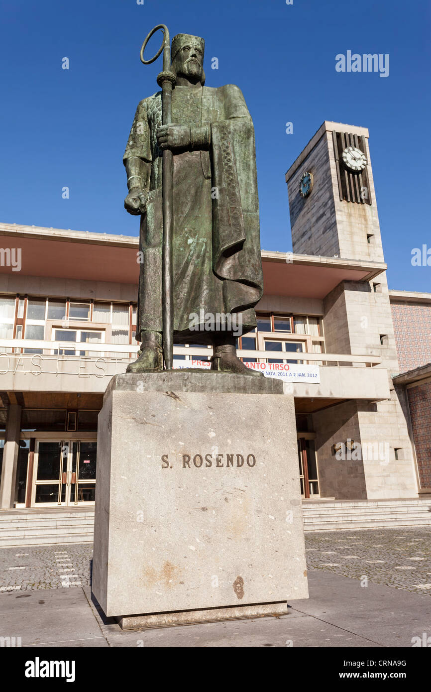 Statue des Heiligen Rudesind (Sao Rosendo) vor dem Rathaus von Santo Tirso, Portugal Stockfoto