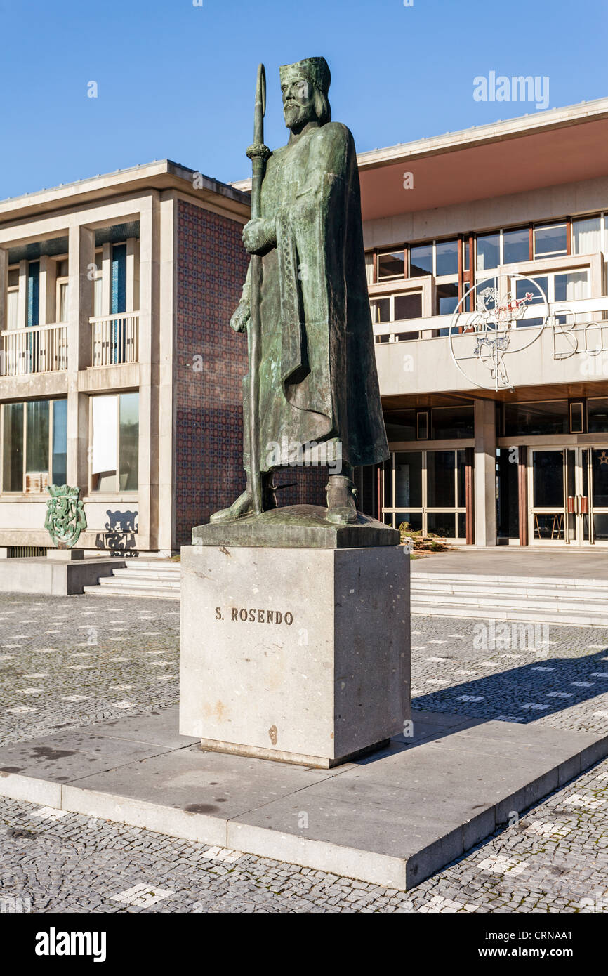 Statue des Heiligen Rudesind (Sao Rosendo) vor dem Rathaus von Santo Tirso, Portugal Stockfoto