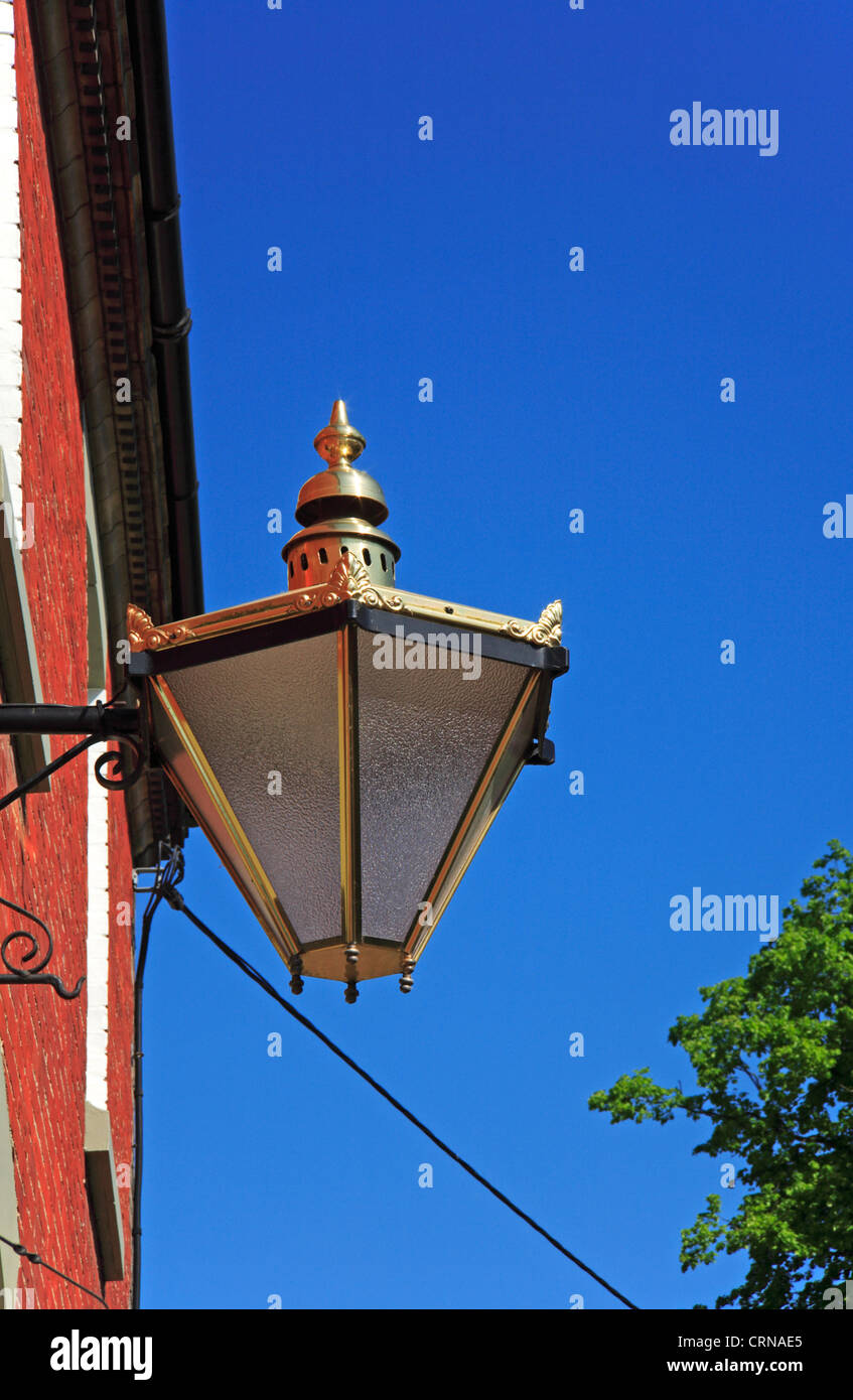 Eine Nahaufnahme sehen, einer reich verzierten außen Lampe im georgianischen Stil Gebäude am neuen Buckenham, Norfolk, England, Vereinigtes Königreich Stockfoto