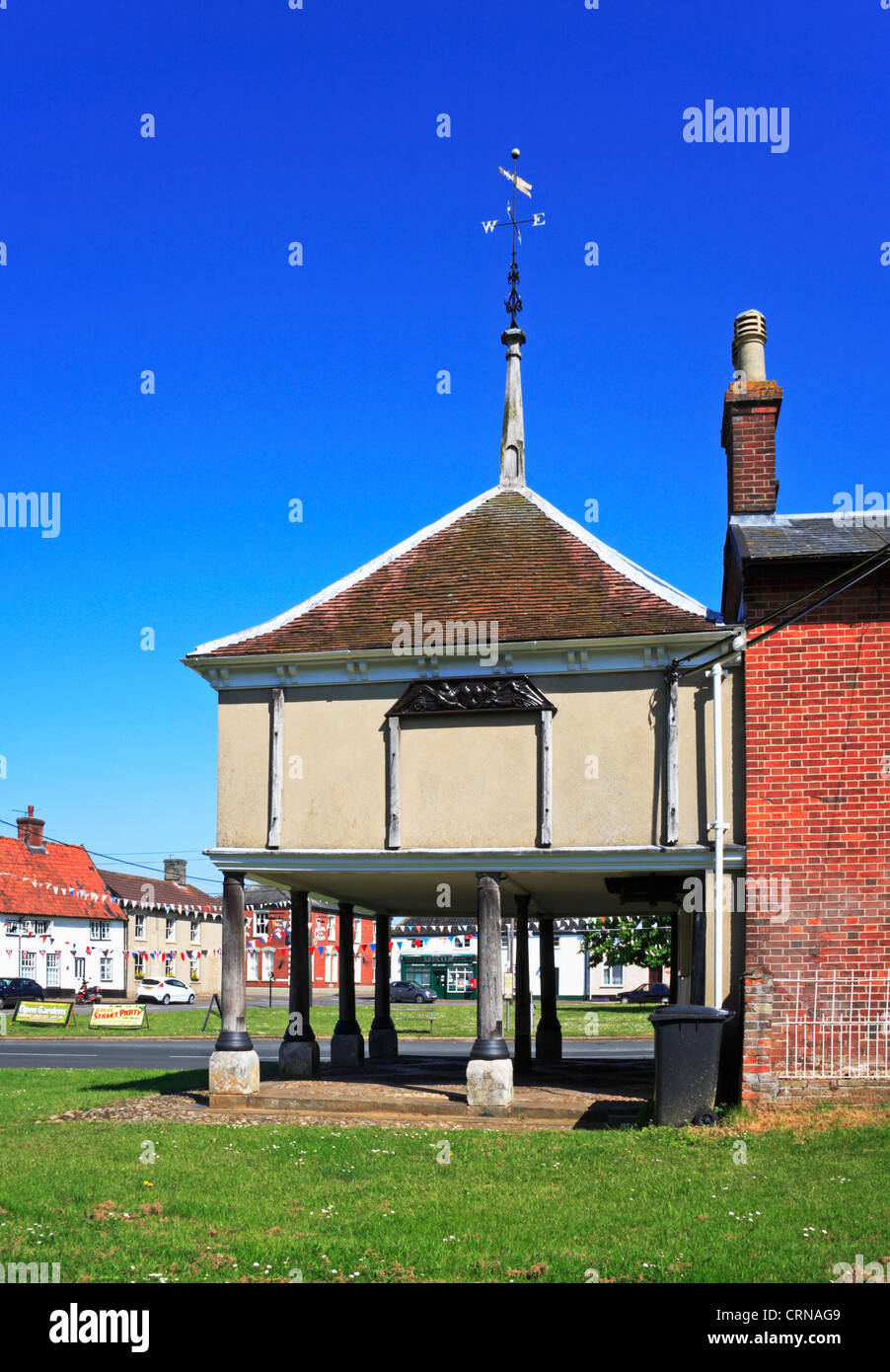 Ein Blick auf den alten Markt überqueren durch das Grün am New Buckenham, Norfolk, England, Vereinigtes Königreich. Stockfoto