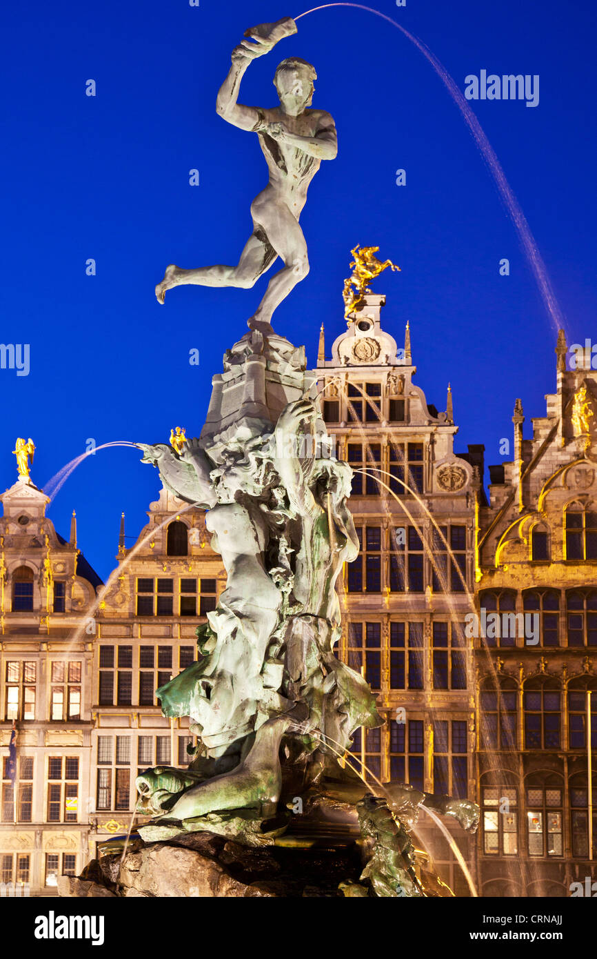 Brabo-Brunnen und mittelalterlichen Häusern in der Grote Martk, Hauptplatz in Antwerpen, Belgien in der Nacht Stockfoto