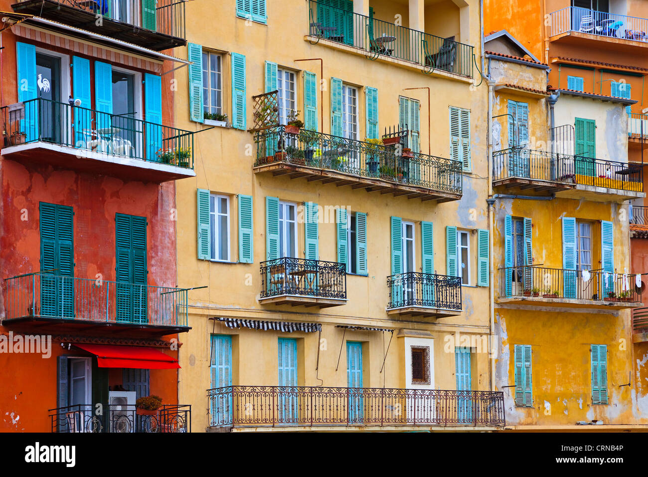Balkone, Türen und Fenster in das Dorf von Villefranche-Sur-Mer, Côte d ' Azur, Frankreich Stockfoto