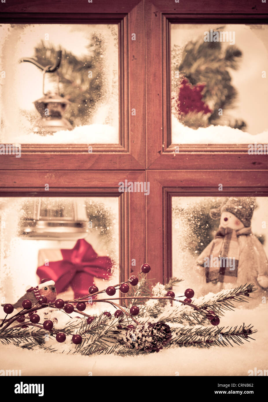 Vintage Weihnachts-Fenster mit schneebedeckten Szene, Schwerpunkt Tanne Kegel und Zweig vor Fenster Stockfoto