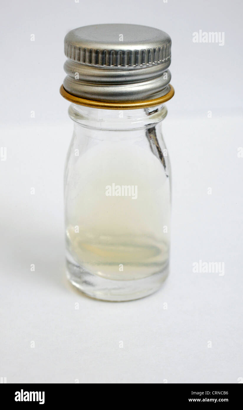 Kleine klare Glas Flasche Containg eine klare Flüssigkeit. Stockfoto