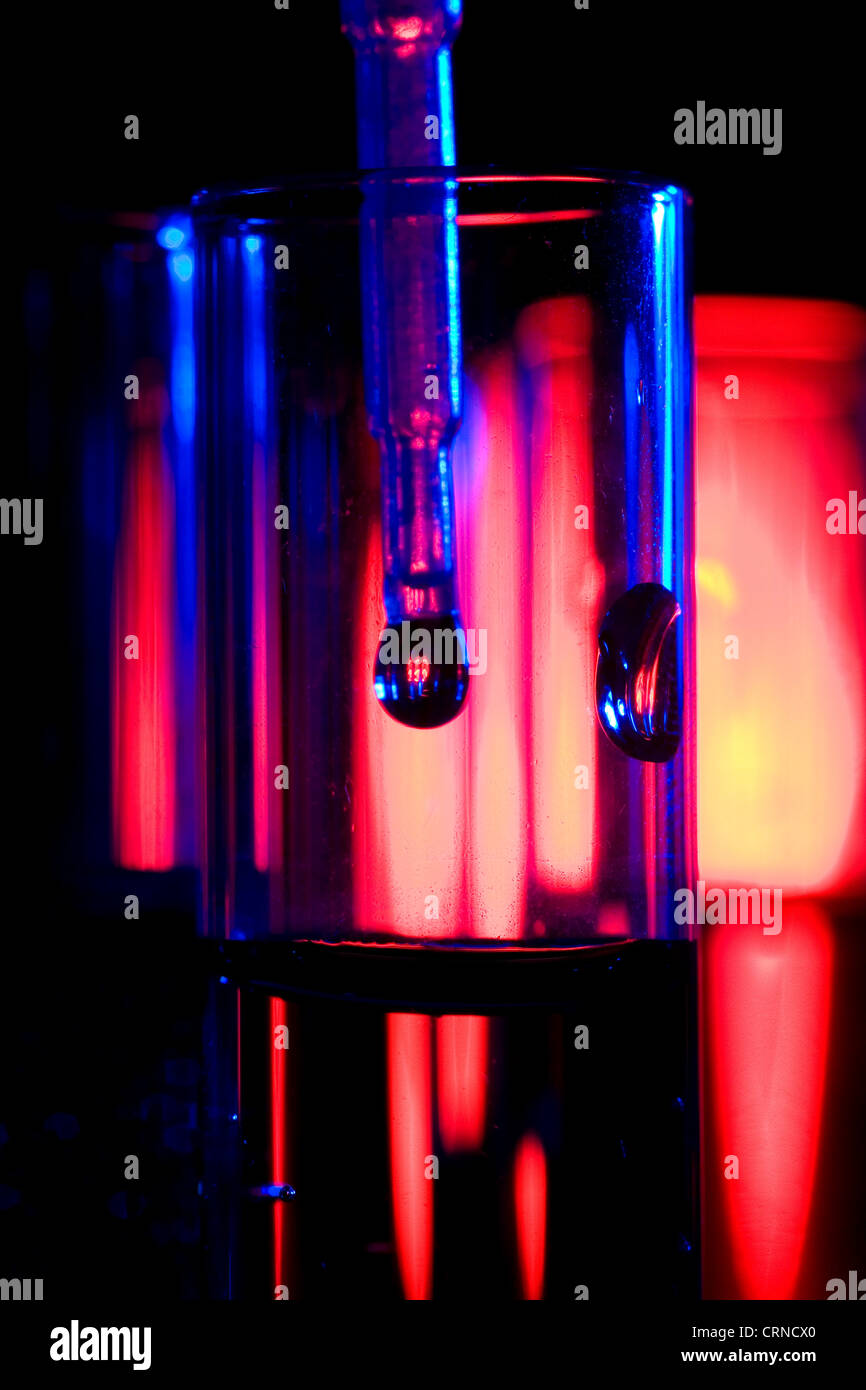 Pipettieren Sie eine klare Flüssigkeit in Reagenzgläsern. Stockfoto