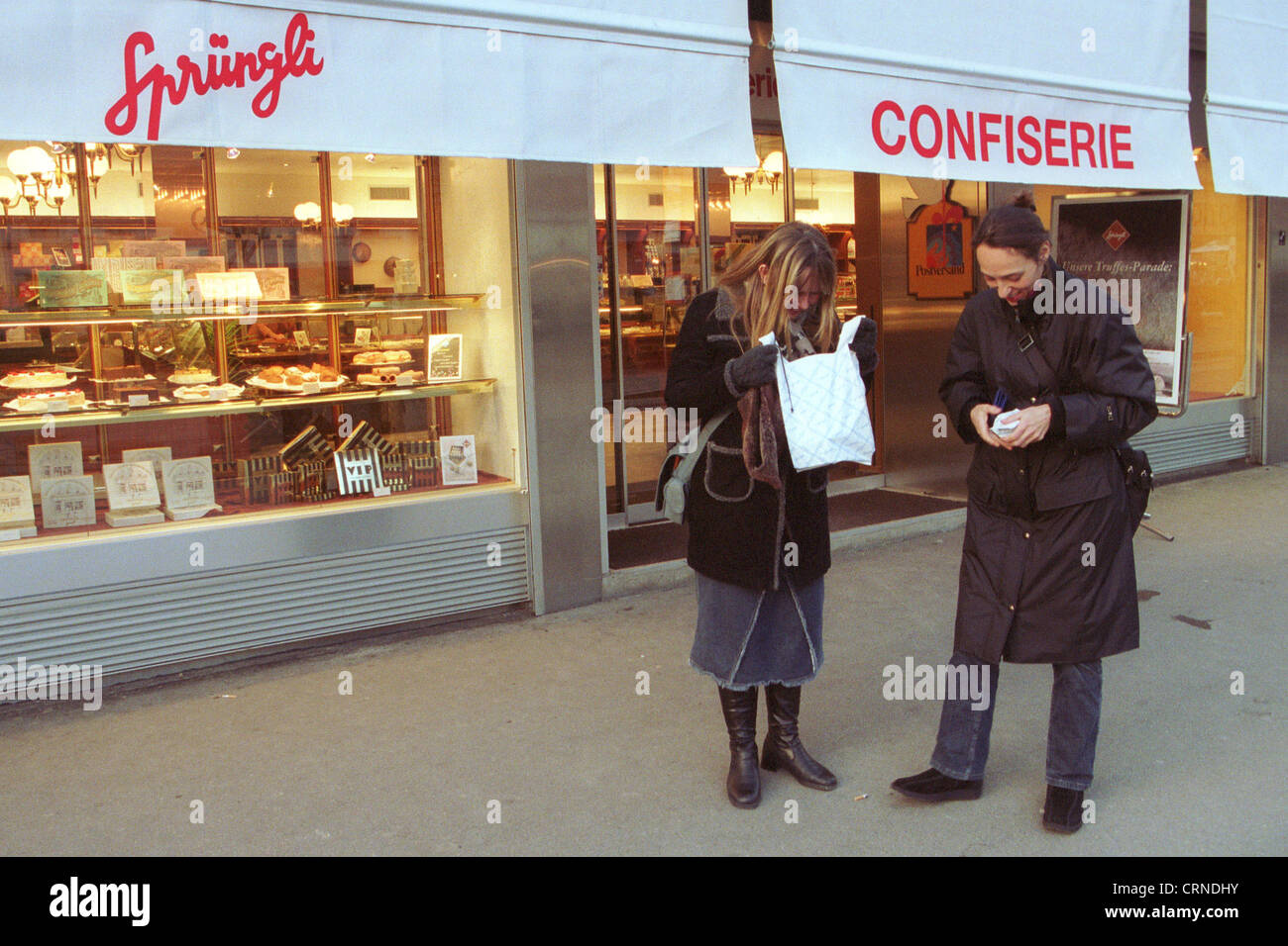 Kunden von Schweizer Confiserie Sprüngli nach dem Einkauf Stockfoto