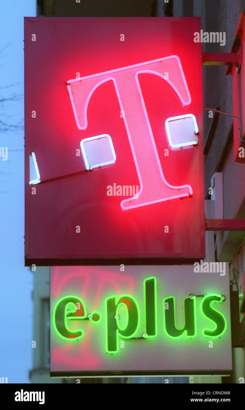 Logo auf T-Mobile und E-Plus am Abend, Berlin Stockfoto