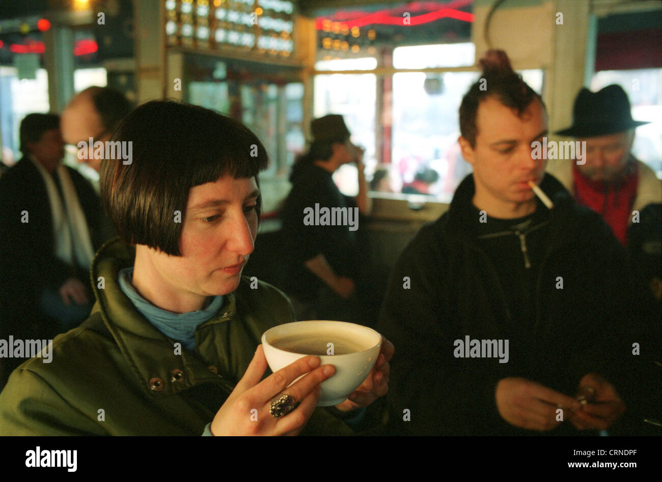 Junge Frau in Café Ankerklause in Berlin-Kreuzberg Stockfoto