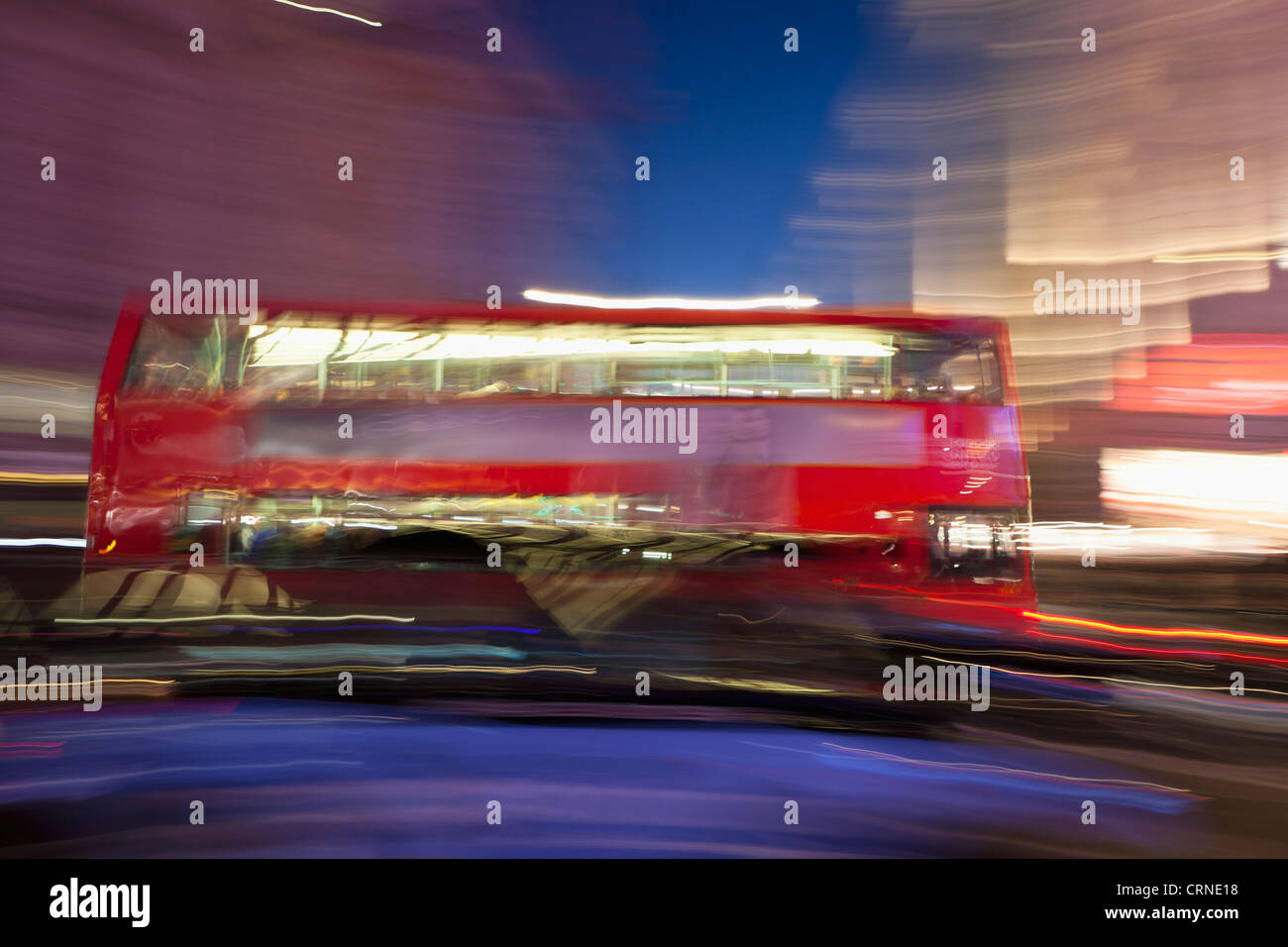 Verschwommene rote Bus, London, England Stockfoto