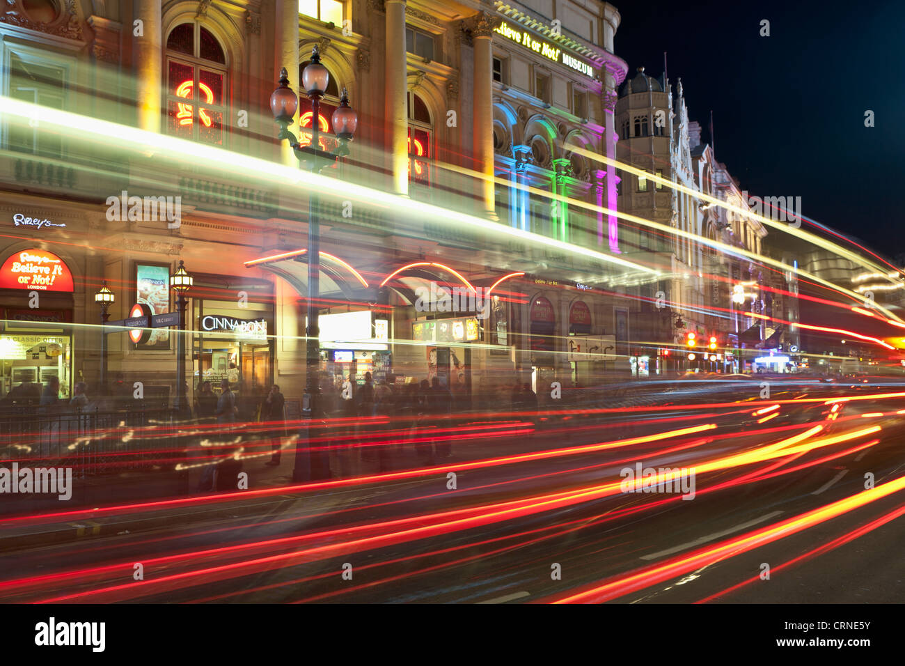 Der London Pavilion und Lichtspuren bei Nacht, Piccadilly Circus, London, England Stockfoto