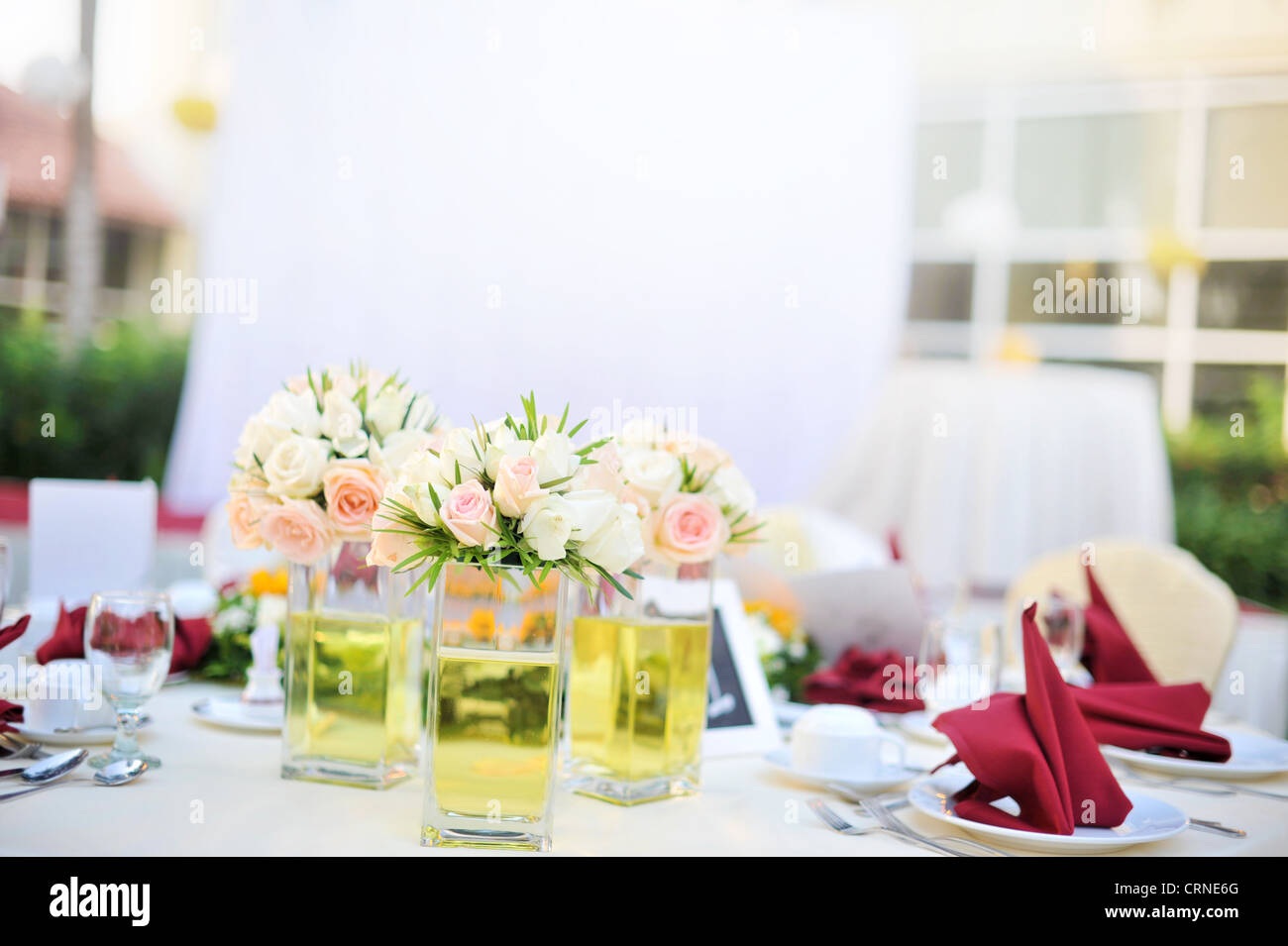 Outdoor-Bankett Hochzeitstisch setzen, geringe Schärfentiefe Stockfoto