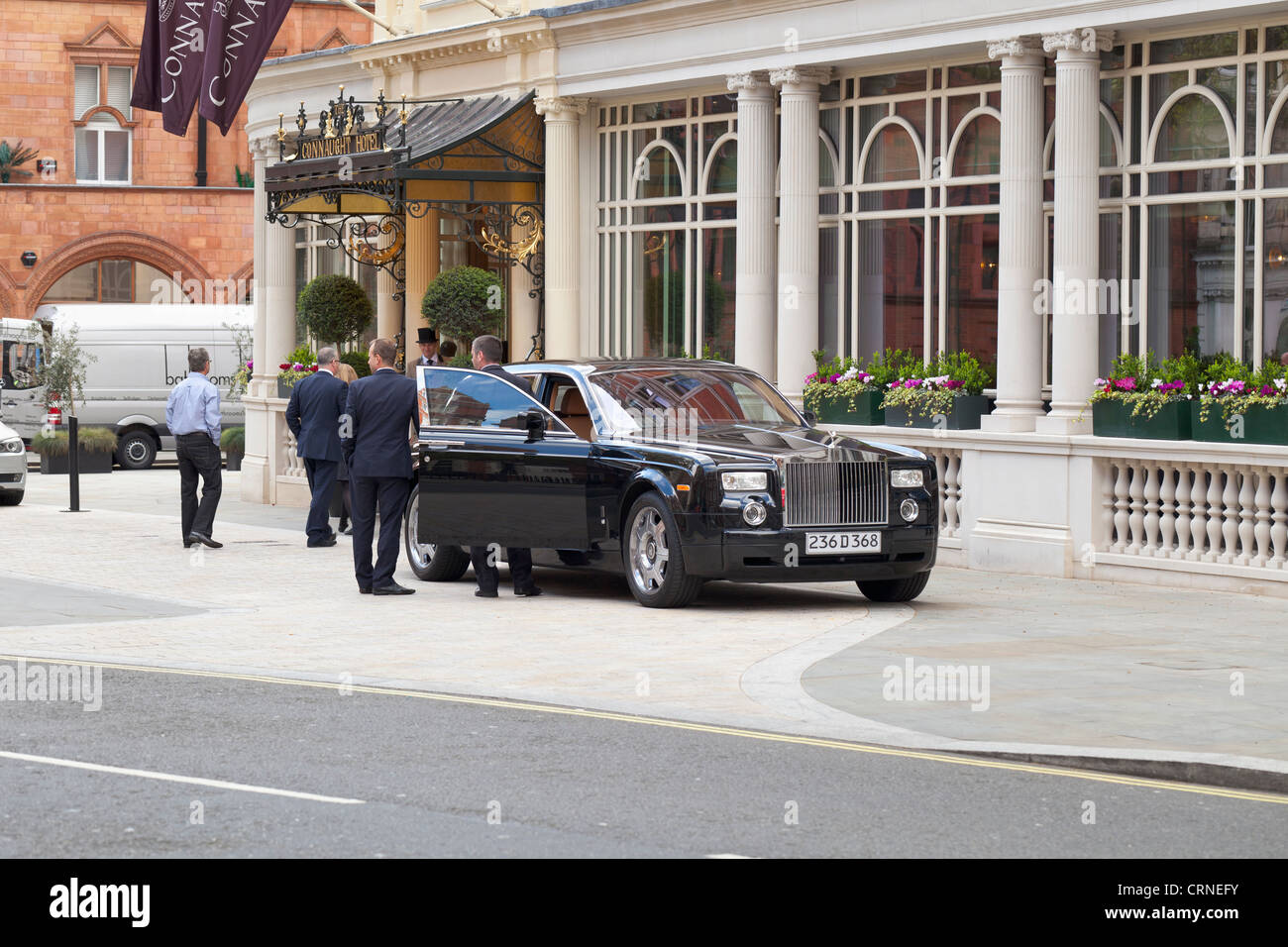 Rolls-Royce parkten vor dem Connaught Hotel in London, England Stockfoto